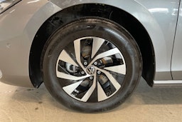 harmaa Volkswagen Passat 2024 kuva 9.