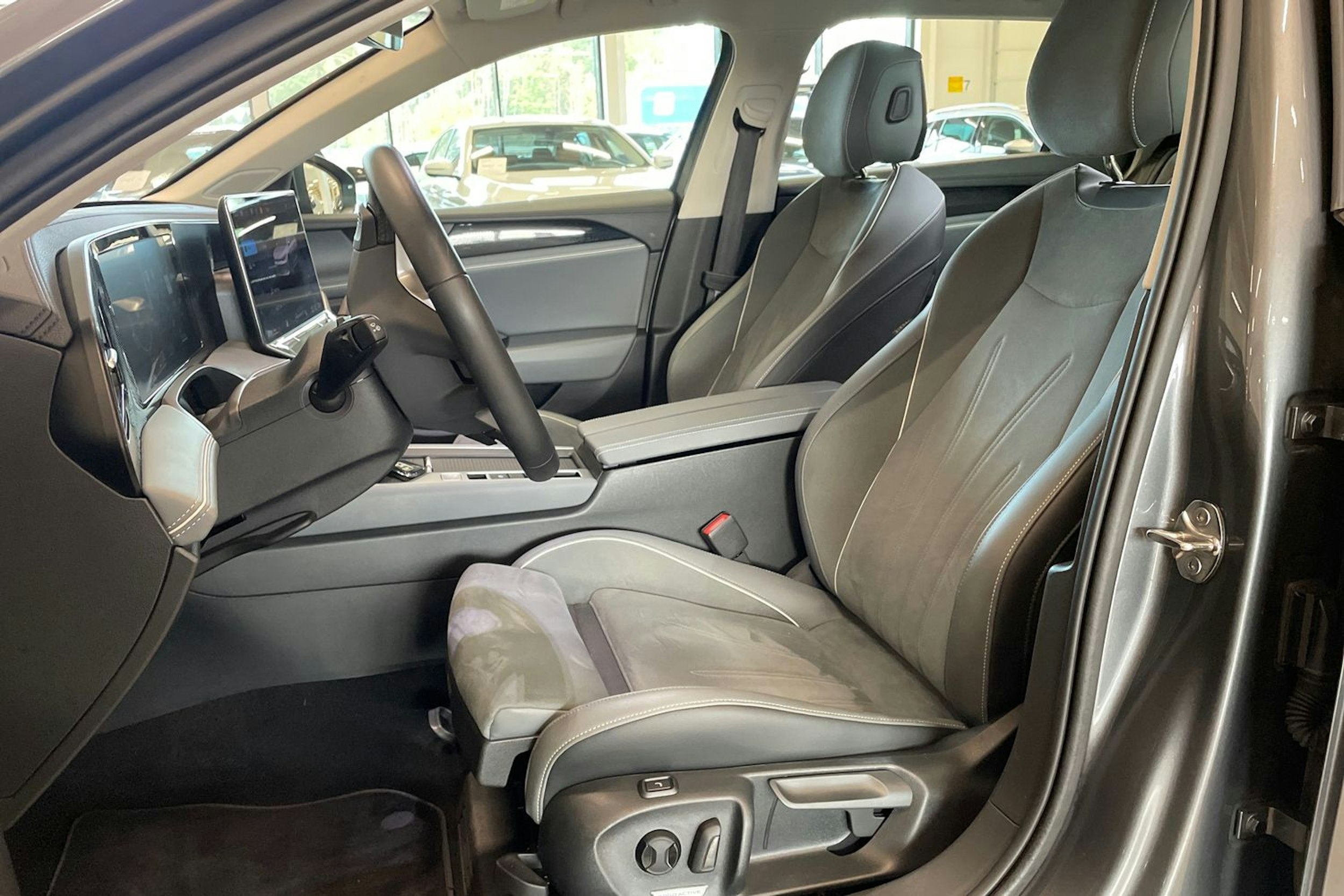 harmaa Volkswagen Passat 2024 kuva 11.