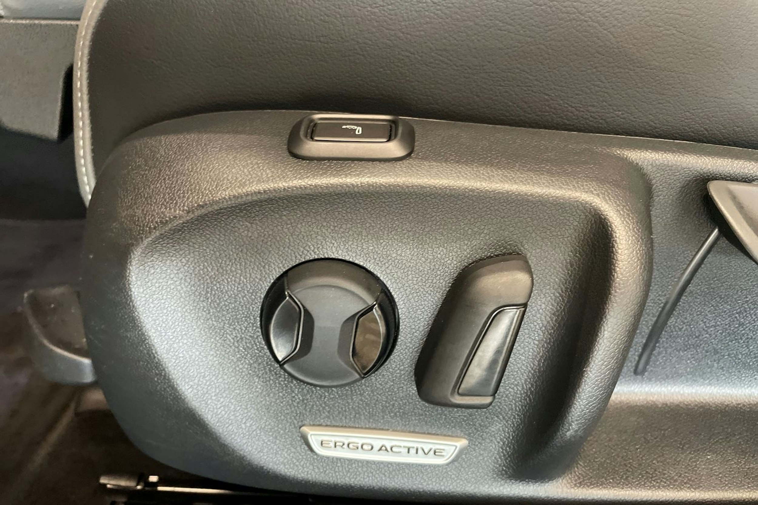 harmaa Volkswagen Passat 2024 kuva 13.