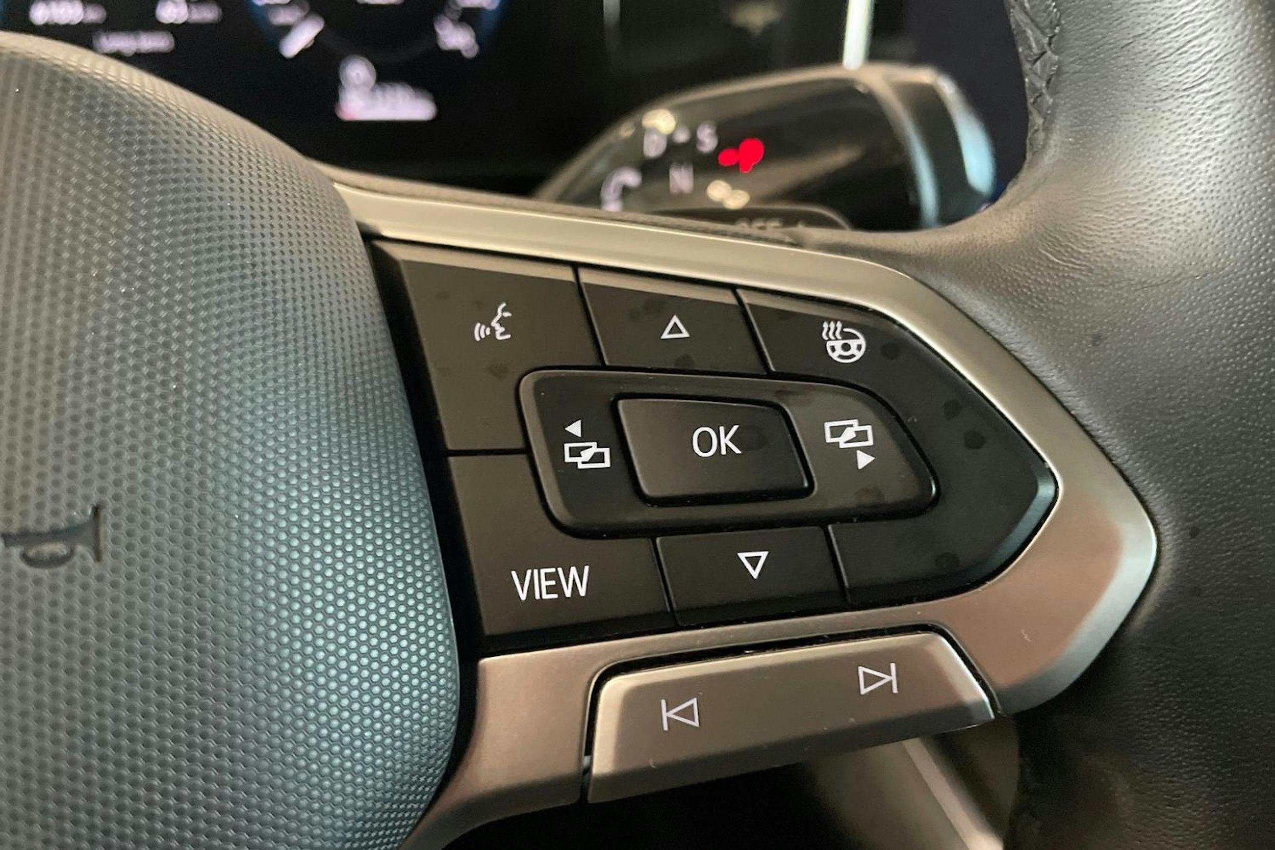 harmaa Volkswagen Passat 2024 kuva 15.