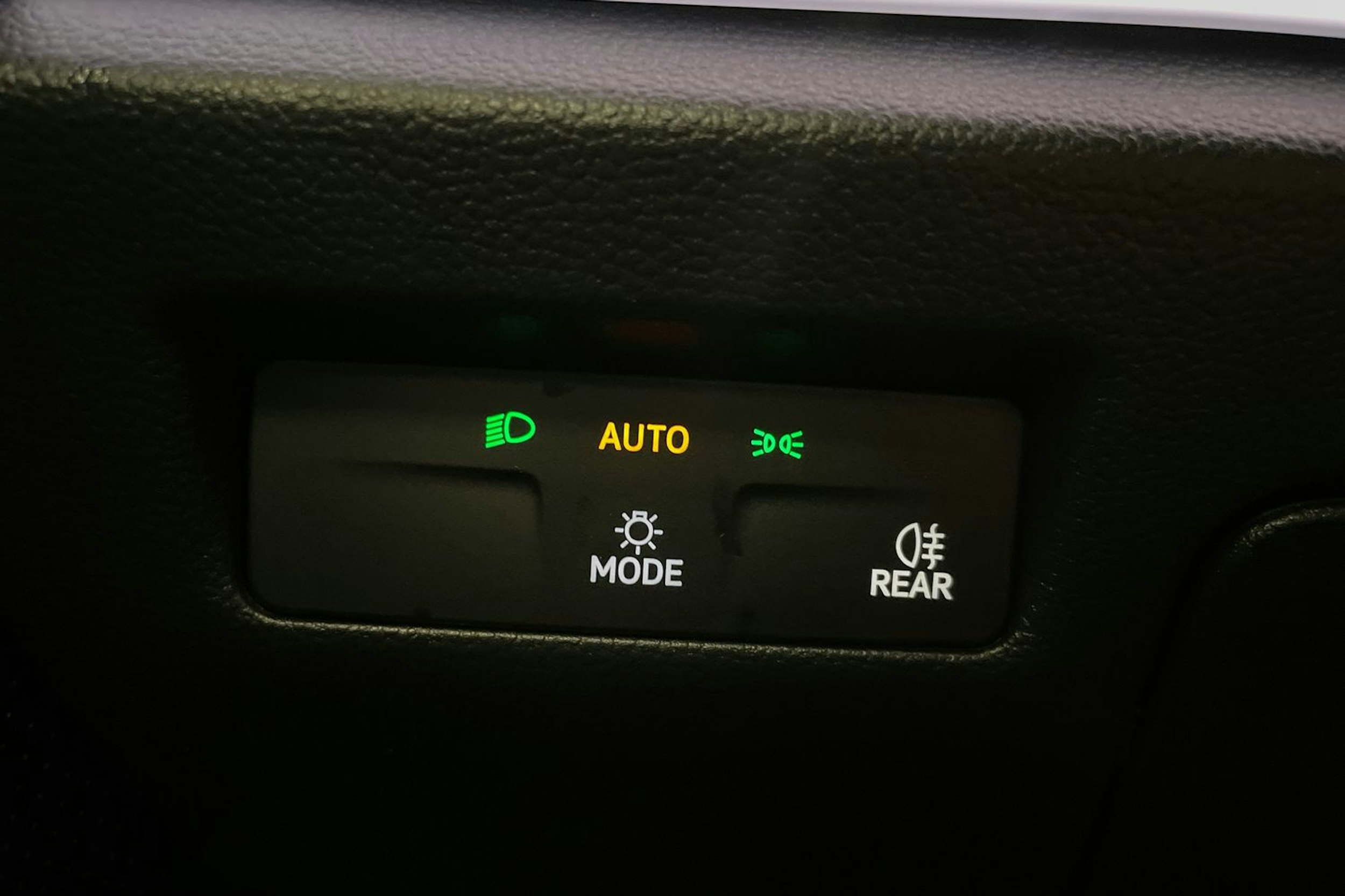 harmaa Volkswagen Passat 2024 kuva 19.