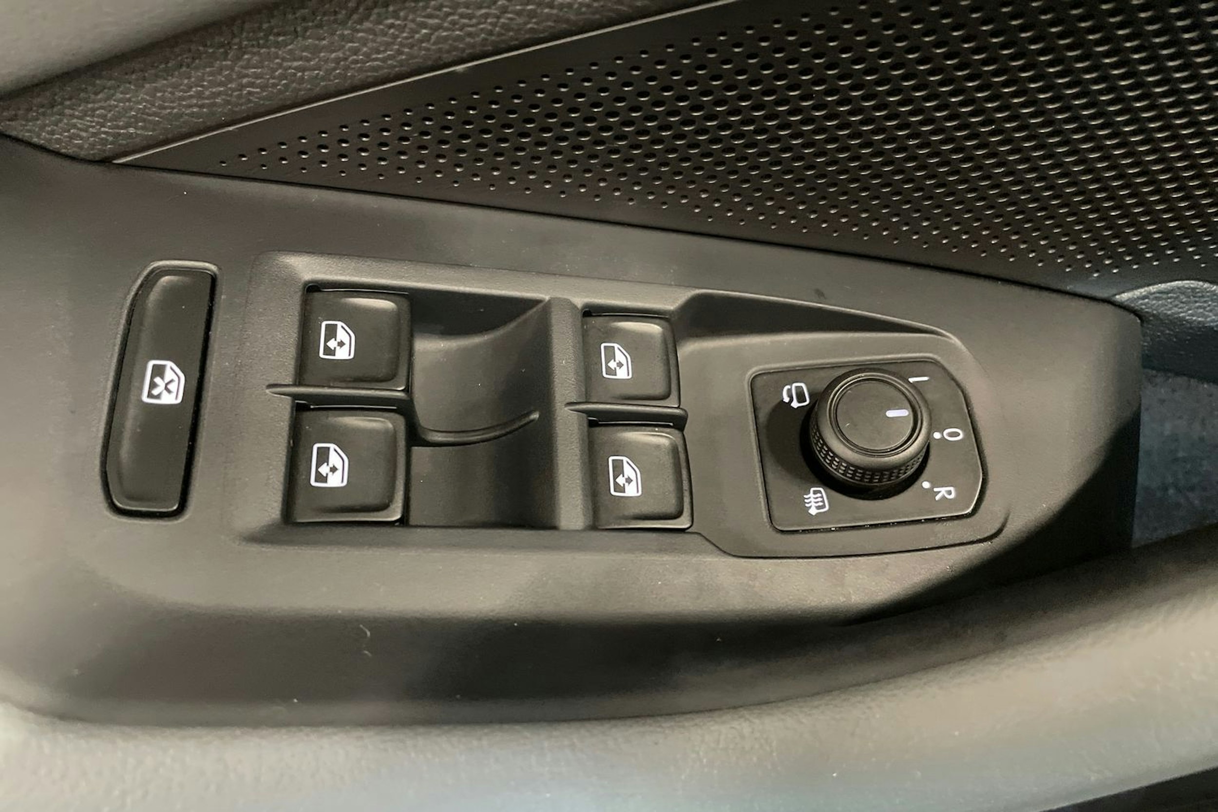 harmaa Volkswagen Passat 2024 kuva 33.