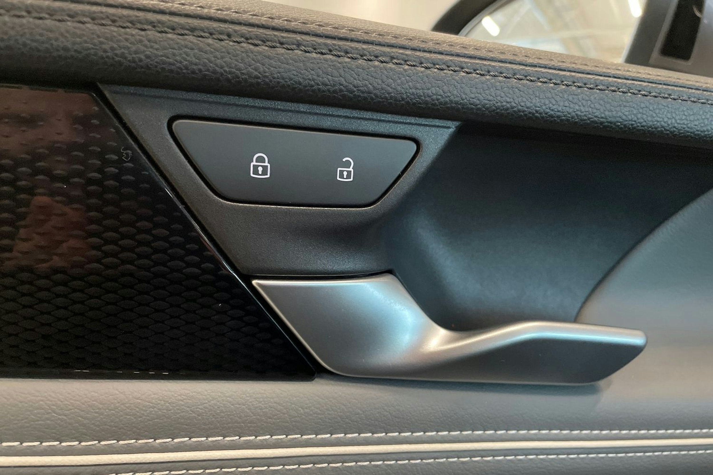harmaa Volkswagen Passat 2024 kuva 34.