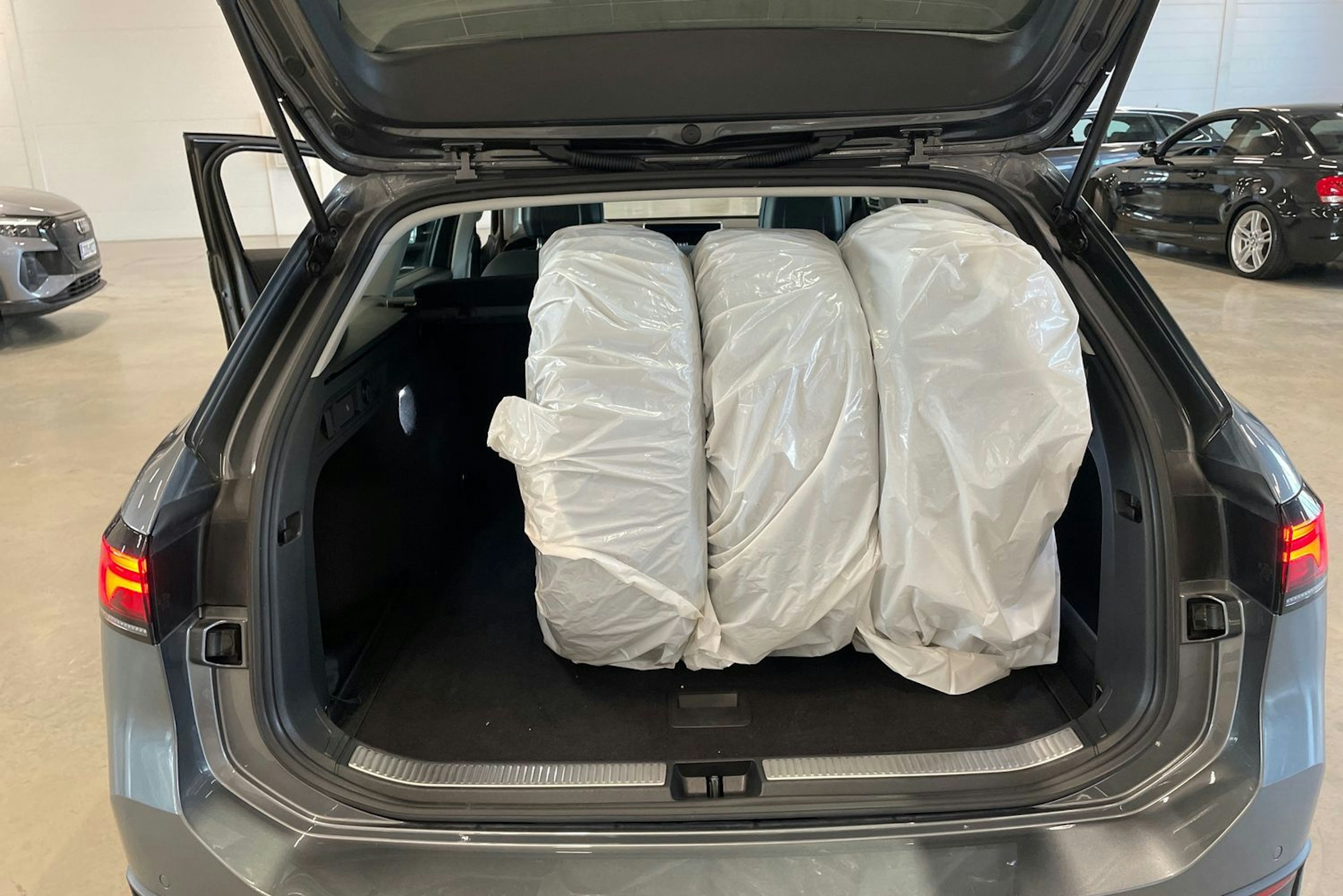 harmaa Volkswagen Passat 2024 kuva 35.