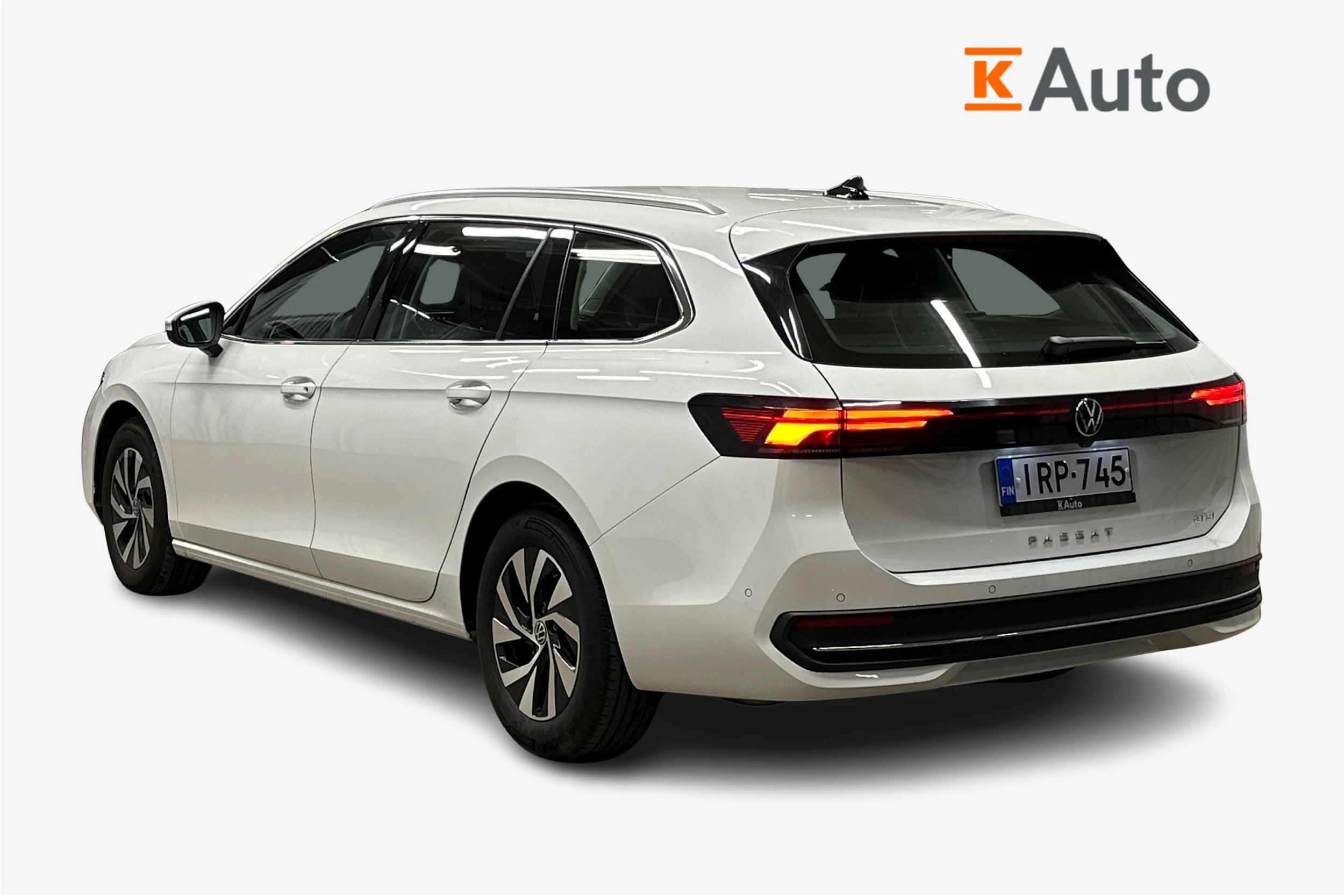 valkoinen Volkswagen Passat 2024 kuva 2.