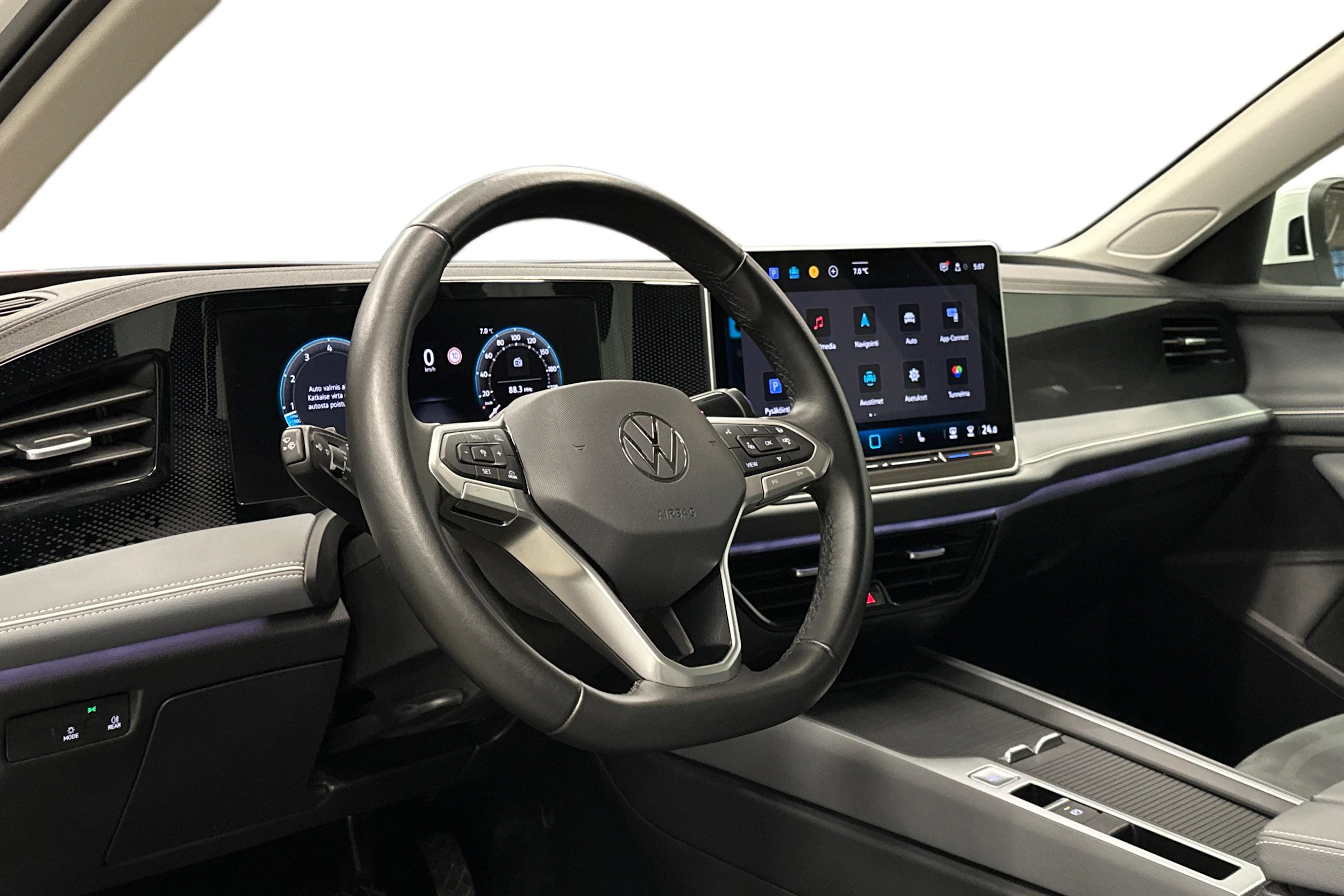 valkoinen Volkswagen Passat 2024 kuva 3.