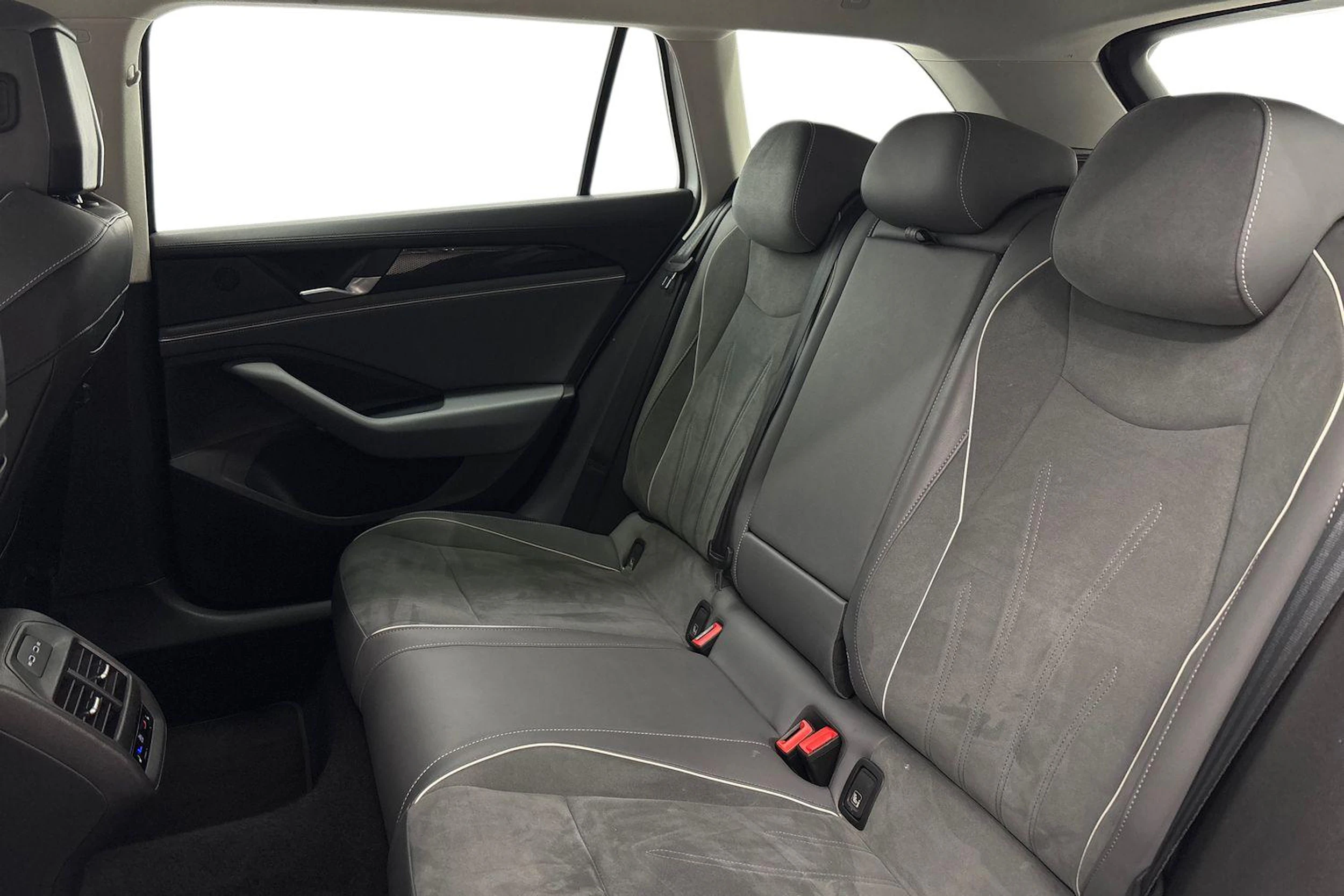 valkoinen Volkswagen Passat 2024 kuva 8.