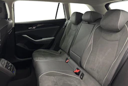 valkoinen Volkswagen Passat 2024 kuva 8.