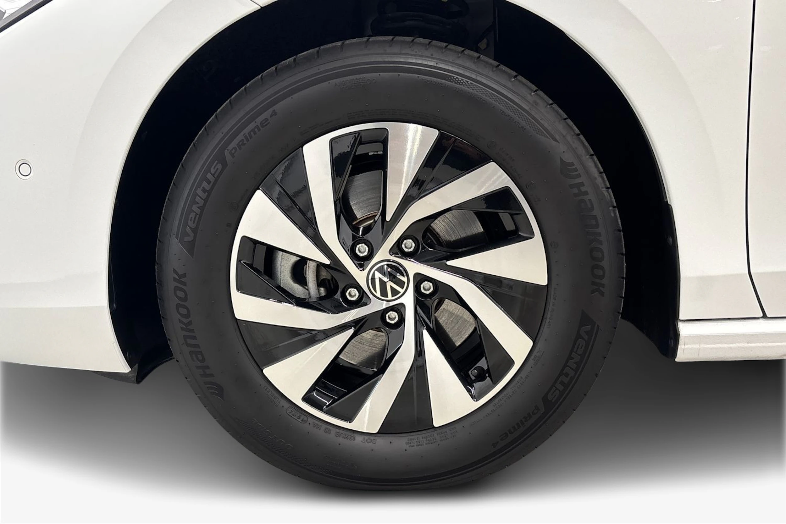 valkoinen Volkswagen Passat 2024 kuva 9.
