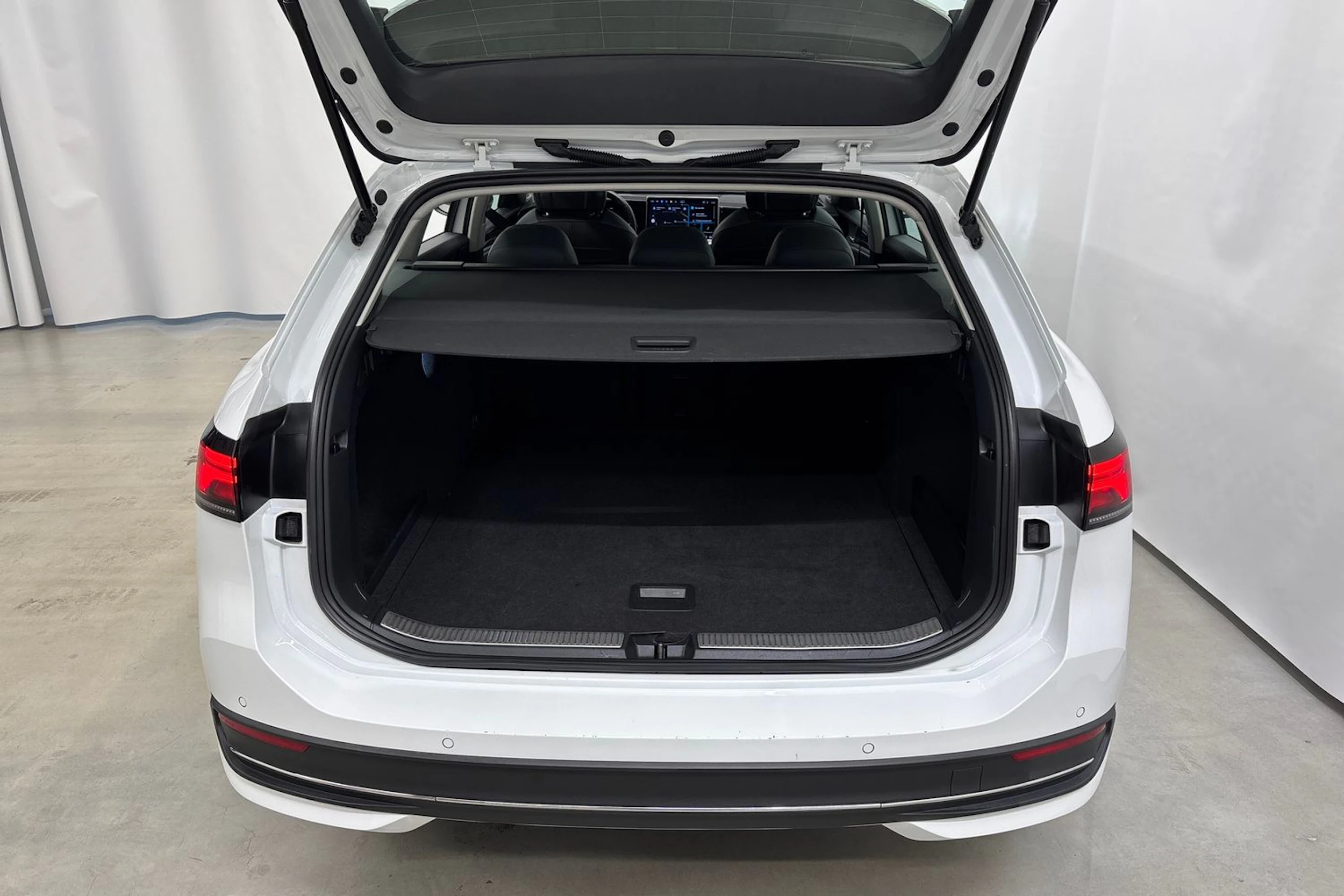 valkoinen Volkswagen Passat 2024 kuva 12.
