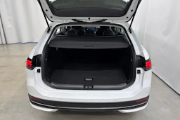 valkoinen Volkswagen Passat 2024 kuva 12.