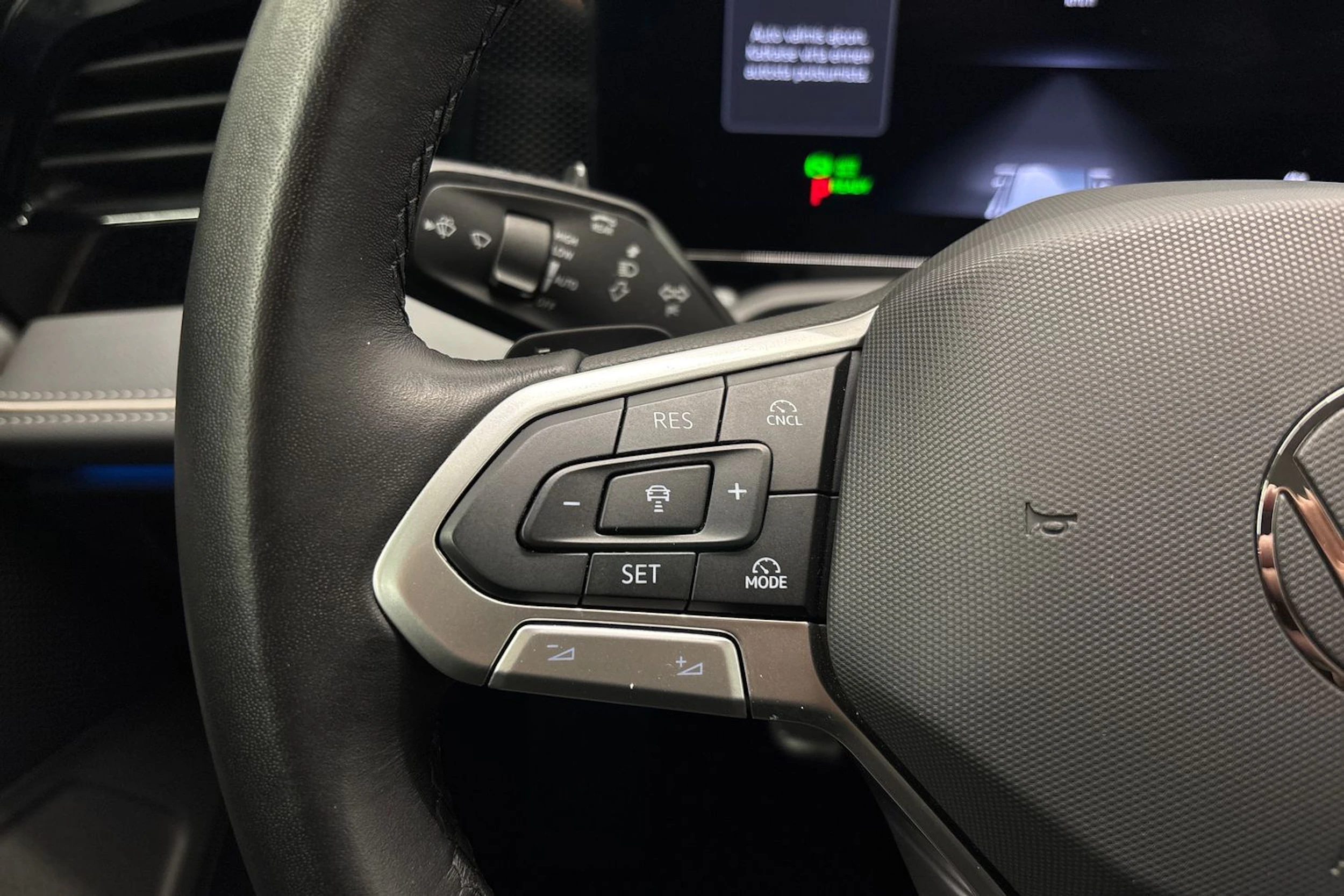 valkoinen Volkswagen Passat 2024 kuva 14.