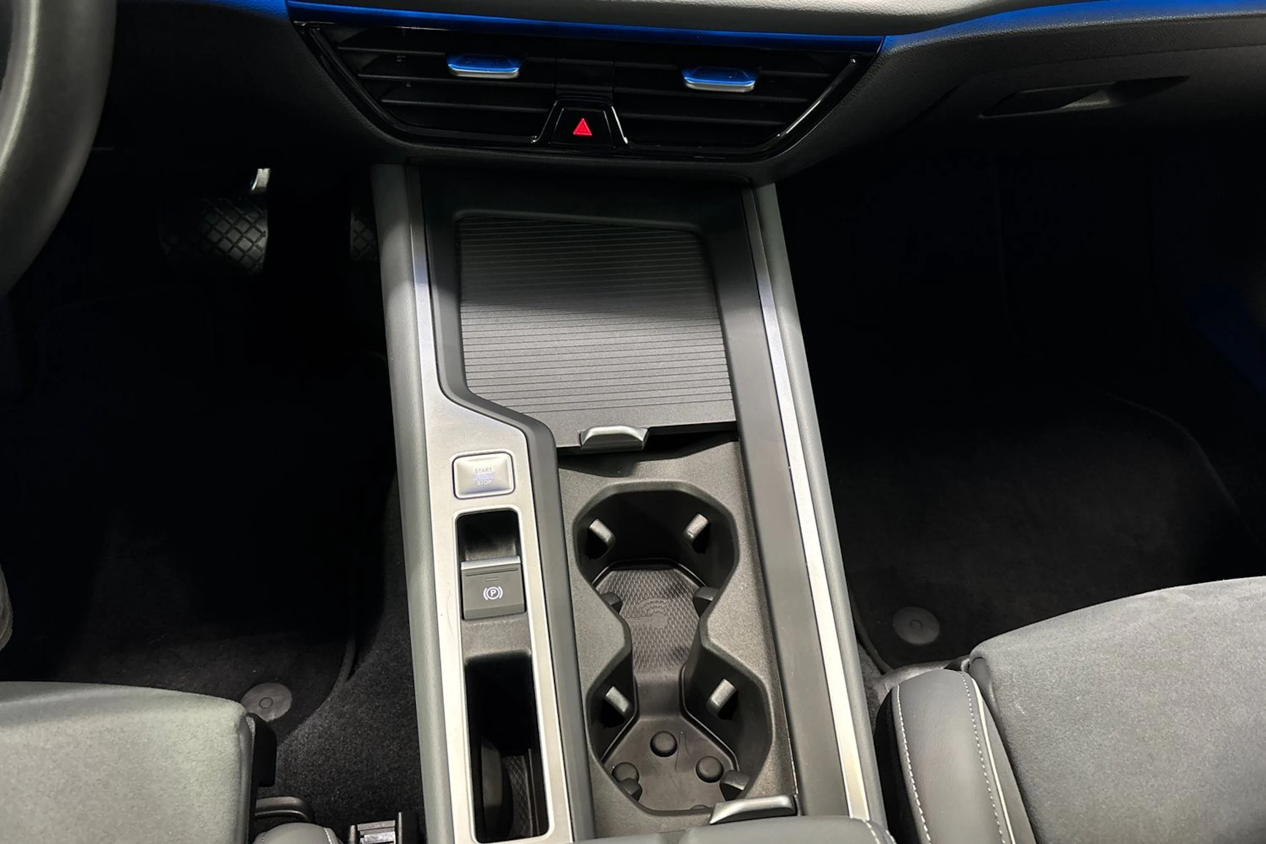 valkoinen Volkswagen Passat 2024 kuva 16.