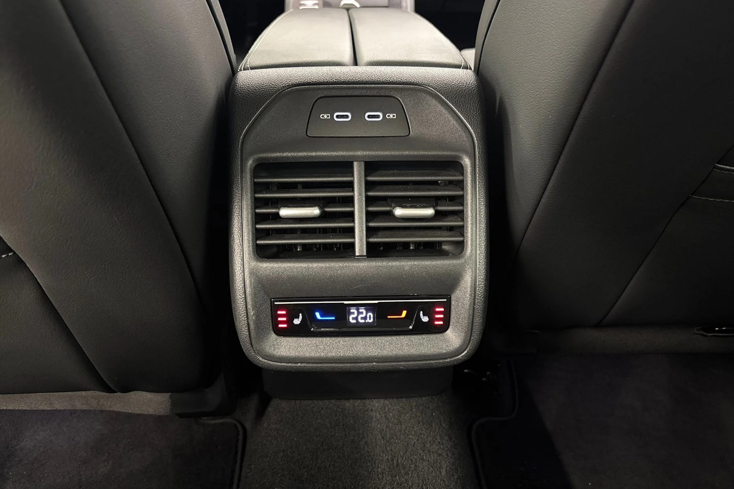 valkoinen Volkswagen Passat 2024 kuva 24.