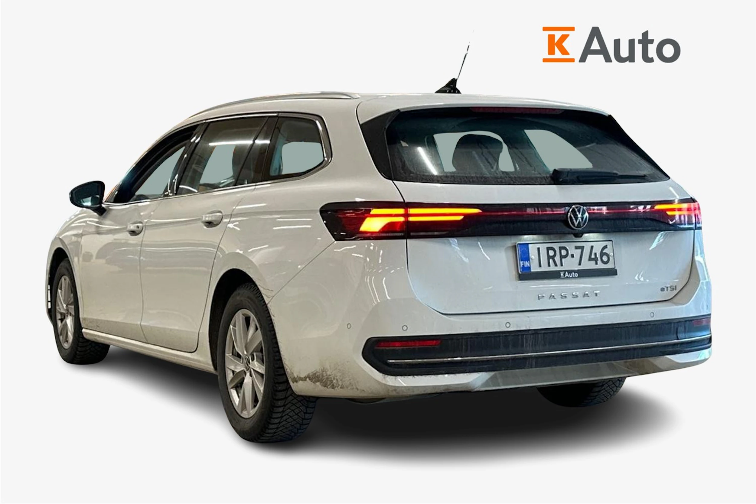 valkoinen Volkswagen Passat 2024 kuva 2.