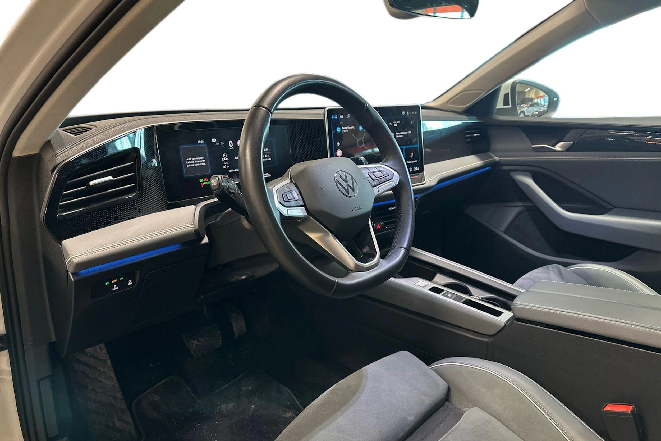 valkoinen Volkswagen Passat 2024 kuva 3.