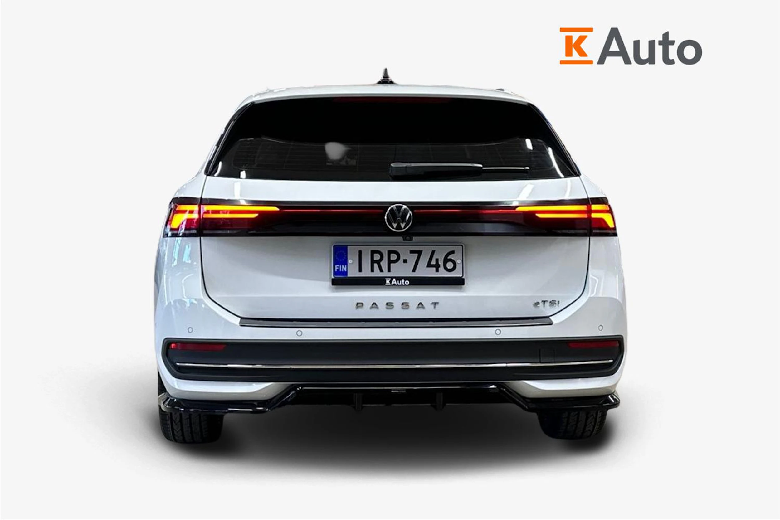 valkoinen Volkswagen Passat 2024 kuva 4.