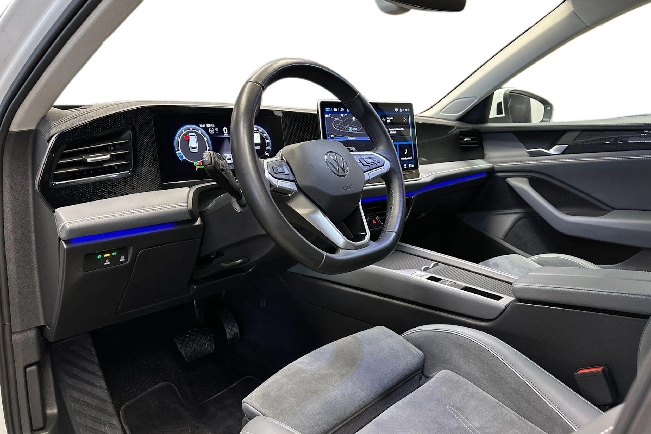 valkoinen Volkswagen Passat 2024 kuva 8.