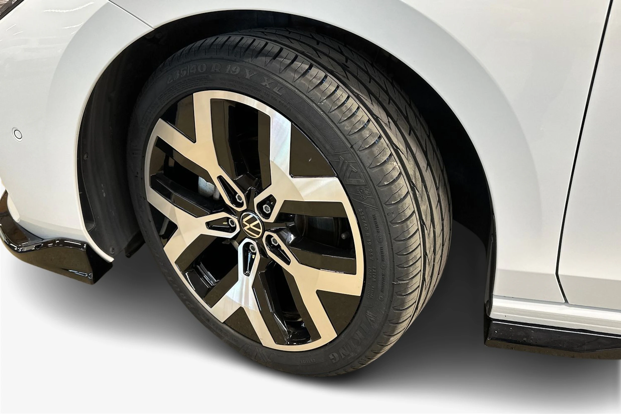 valkoinen Volkswagen Passat 2024 kuva 12.