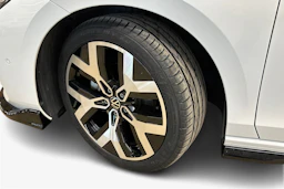 valkoinen Volkswagen Passat 2024 kuva 12.