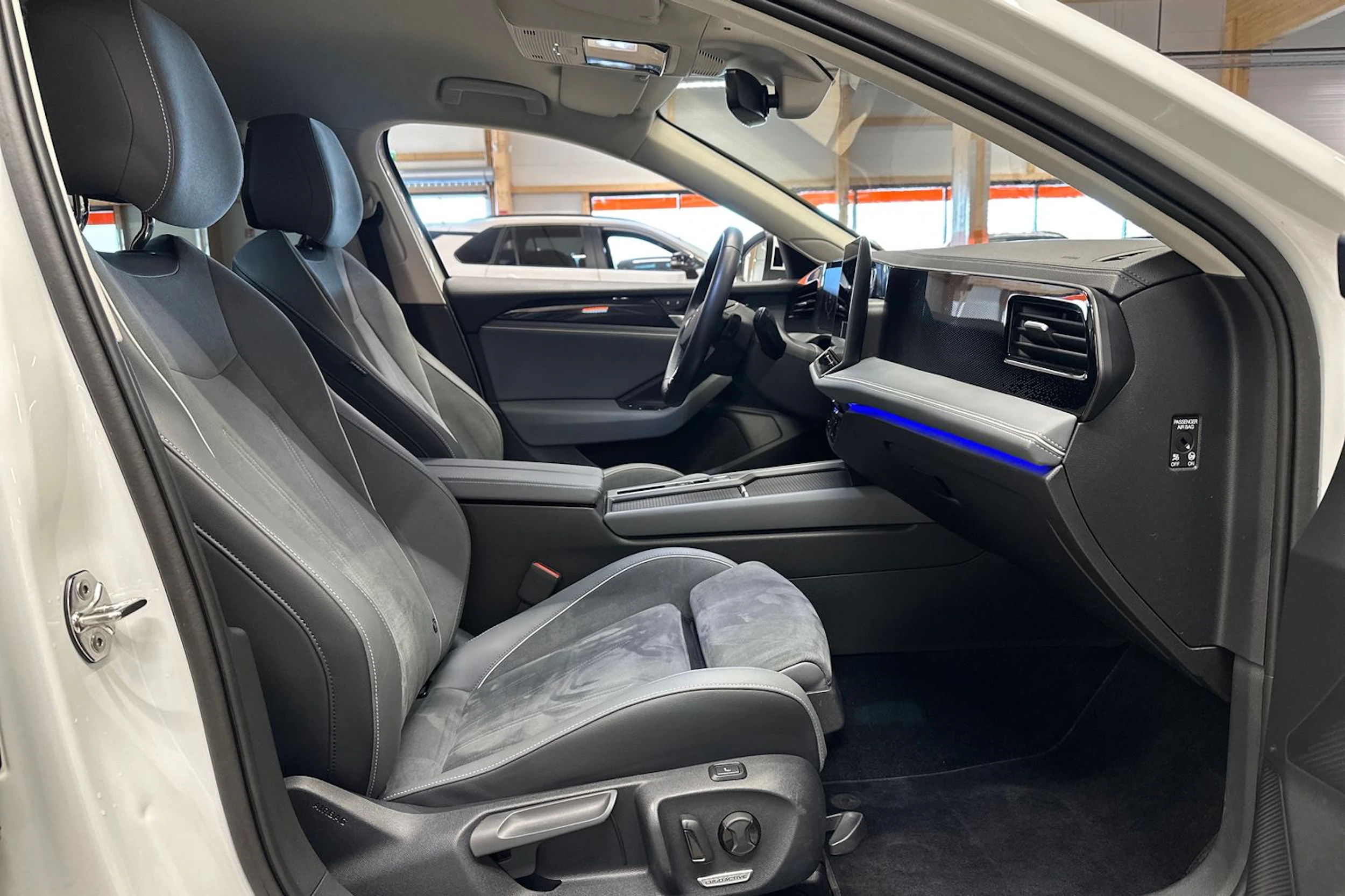 valkoinen Volkswagen Passat 2024 kuva 15.