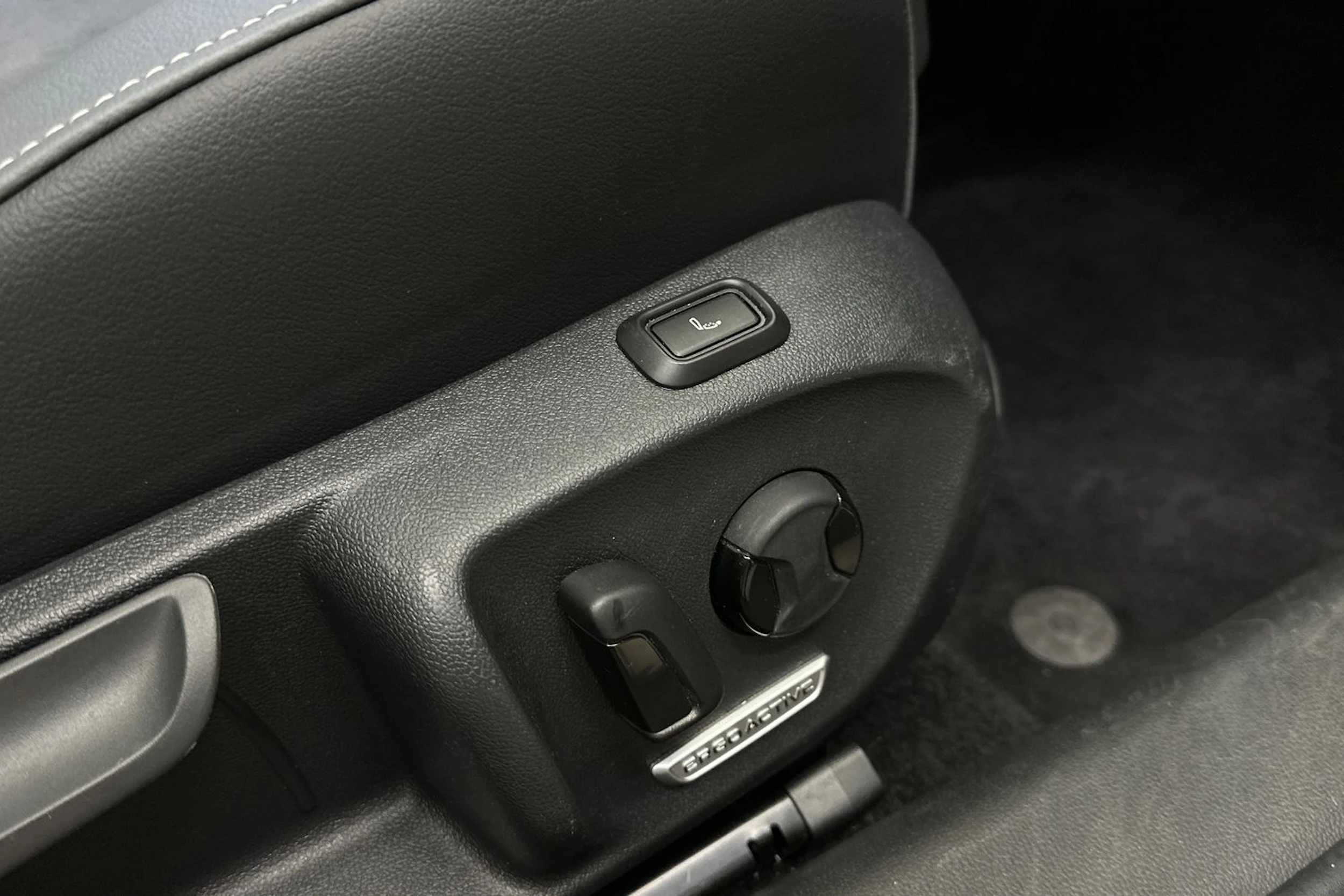 valkoinen Volkswagen Passat 2024 kuva 16.