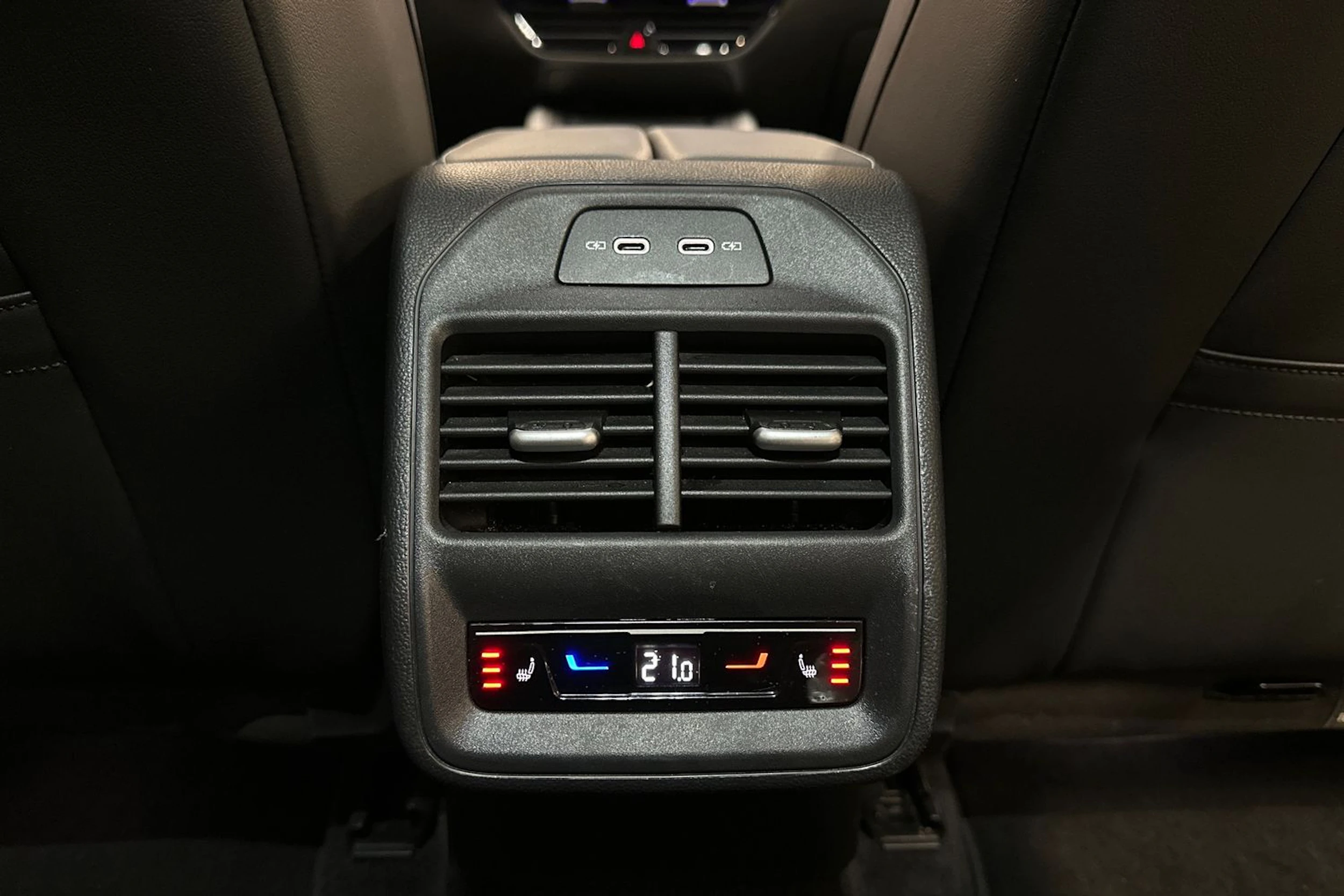 valkoinen Volkswagen Passat 2024 kuva 17.