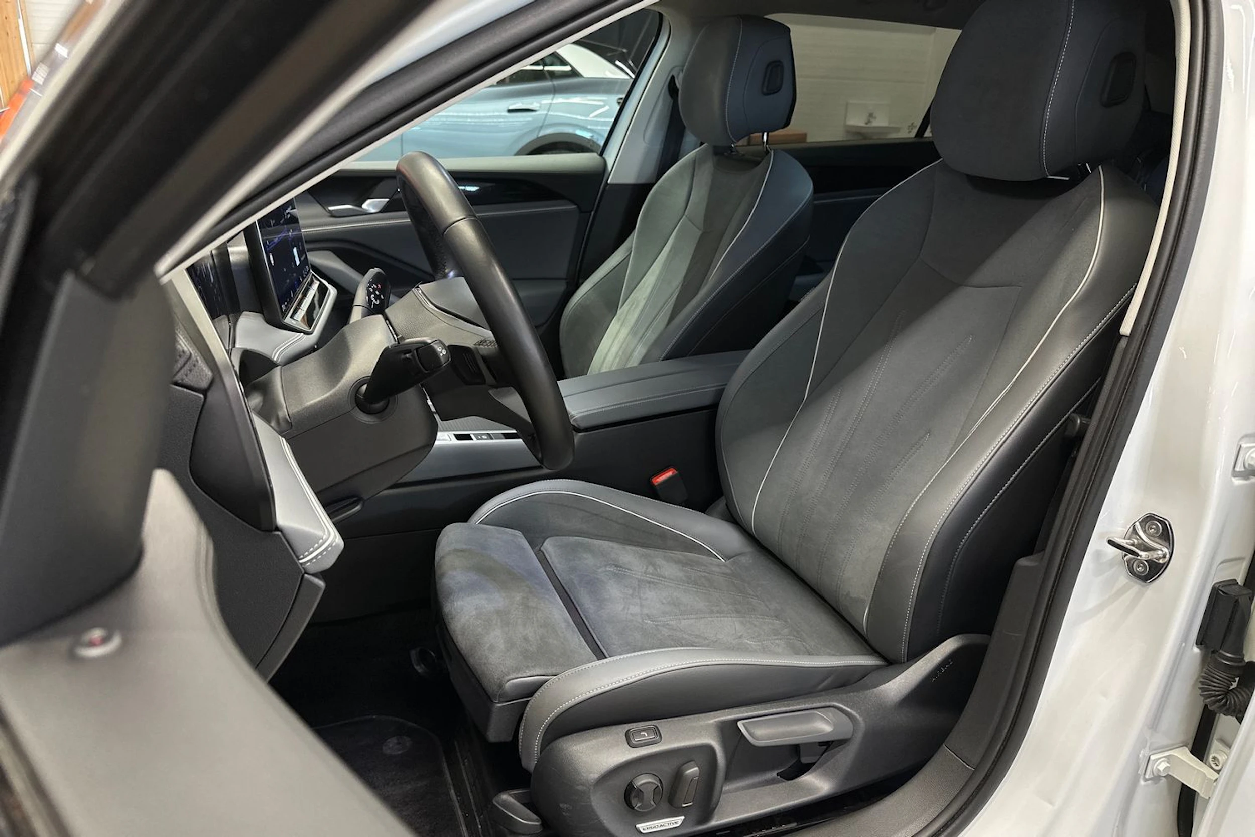 valkoinen Volkswagen Passat 2024 kuva 18.