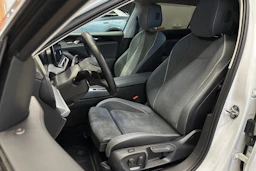 valkoinen Volkswagen Passat 2024 kuva 18.