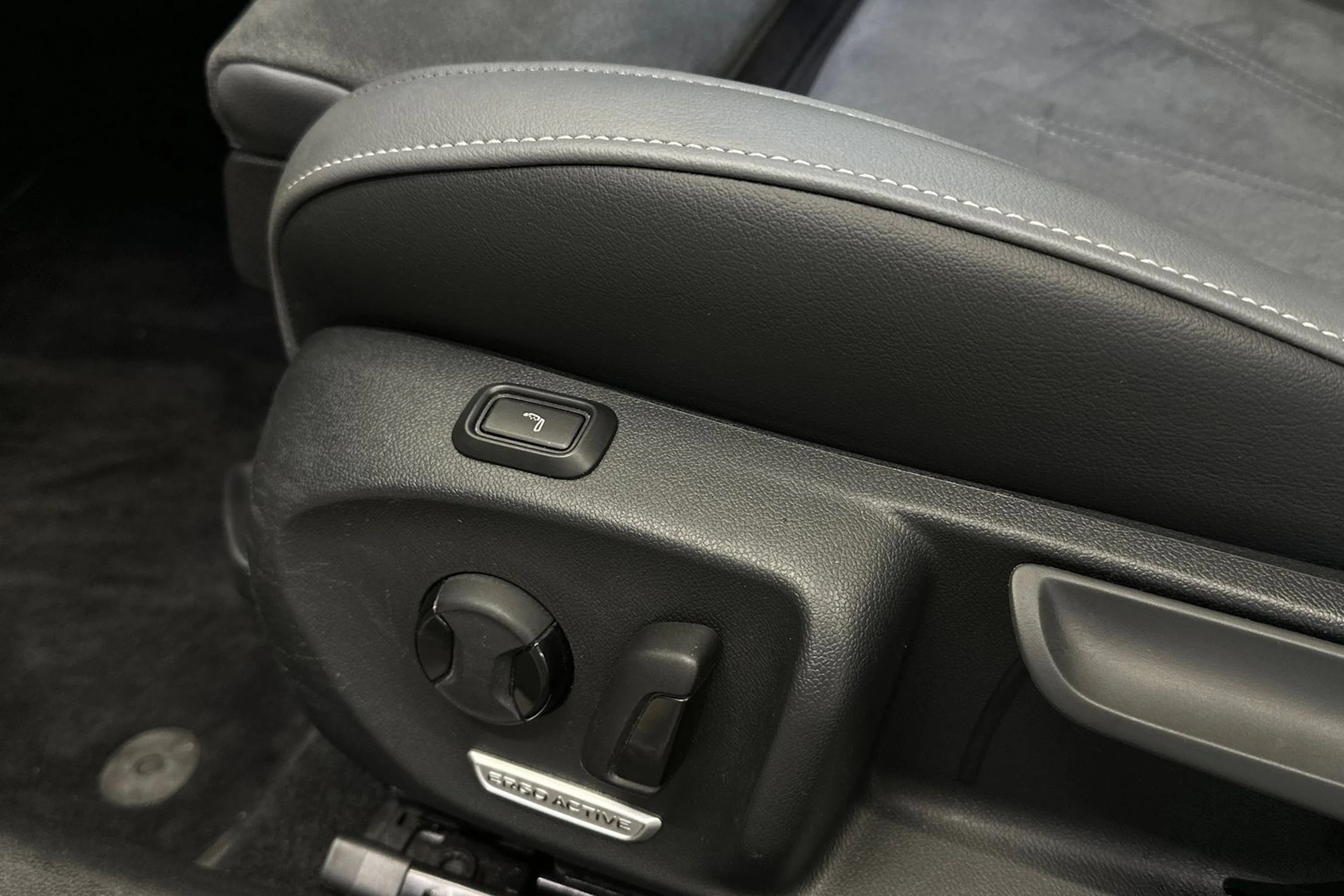 valkoinen Volkswagen Passat 2024 kuva 19.