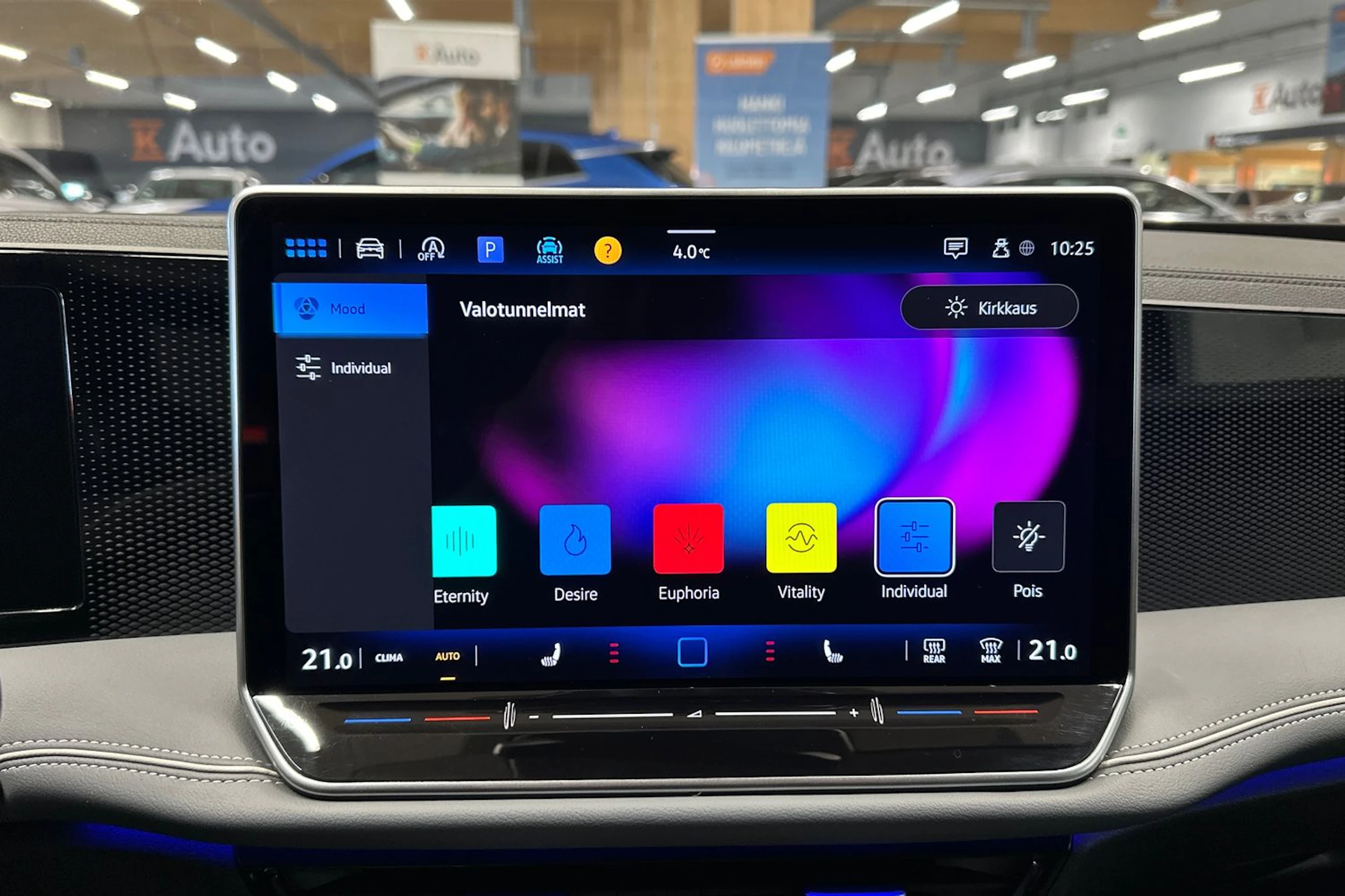 valkoinen Volkswagen Passat 2024 kuva 22.