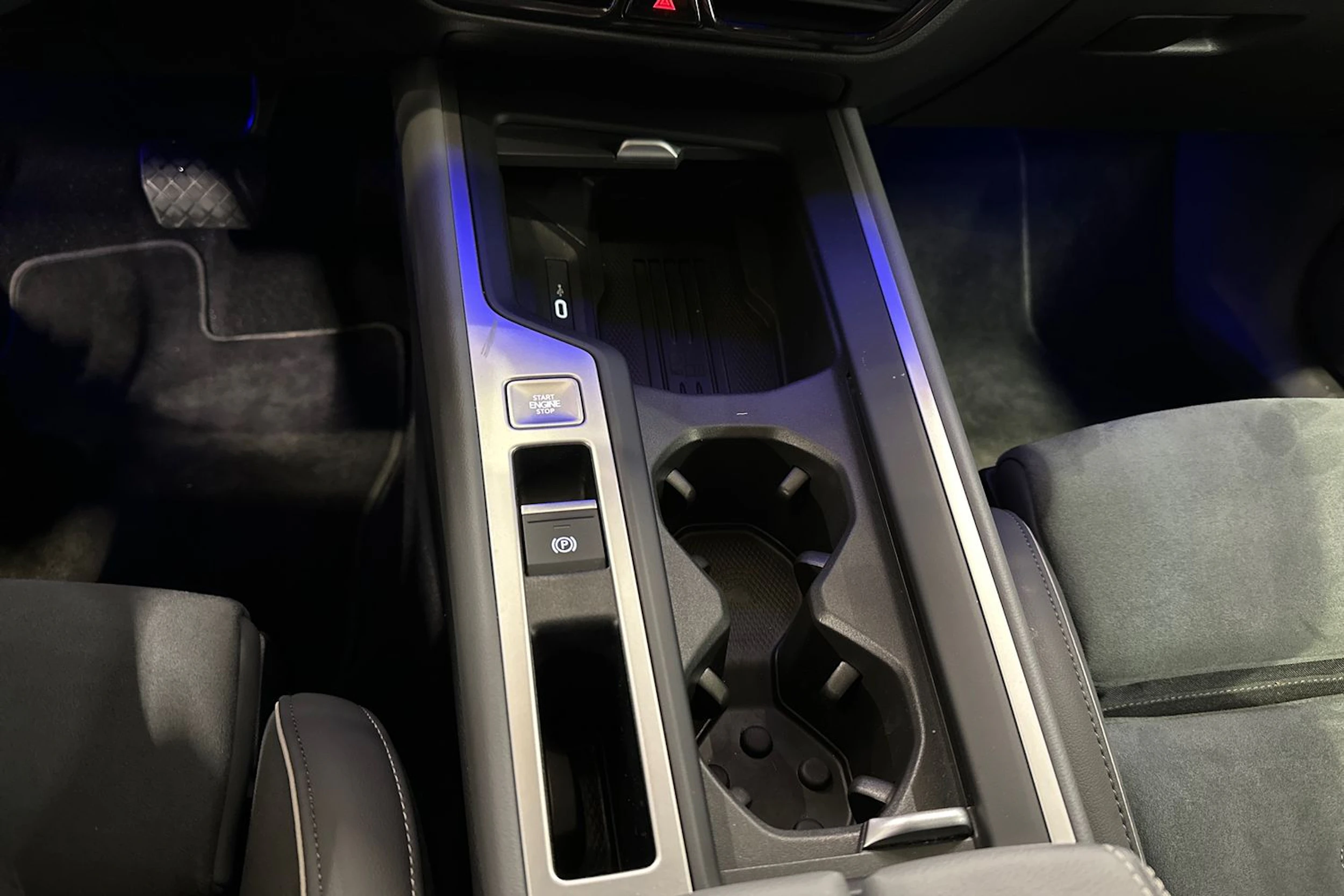 valkoinen Volkswagen Passat 2024 kuva 26.