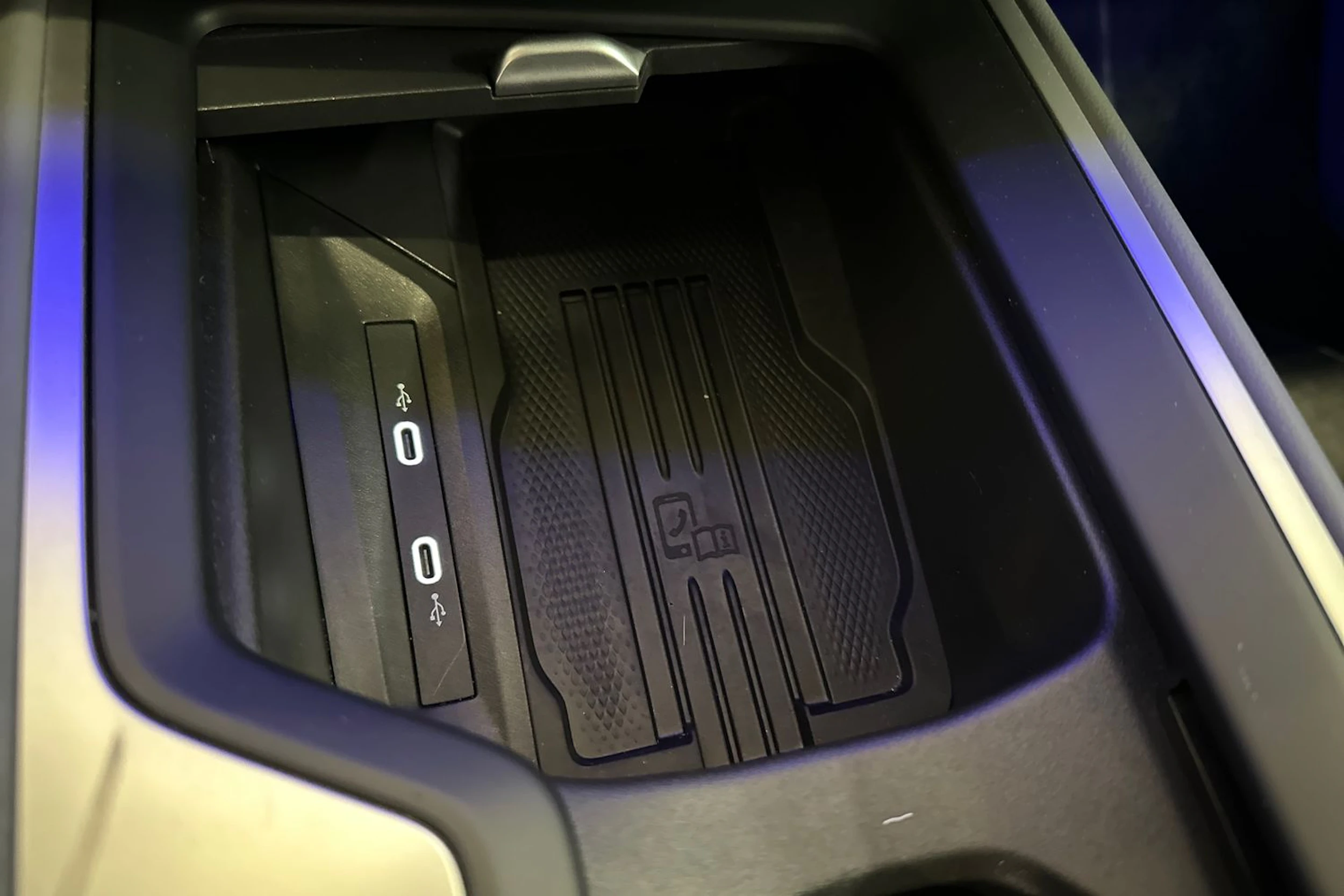 valkoinen Volkswagen Passat 2024 kuva 27.