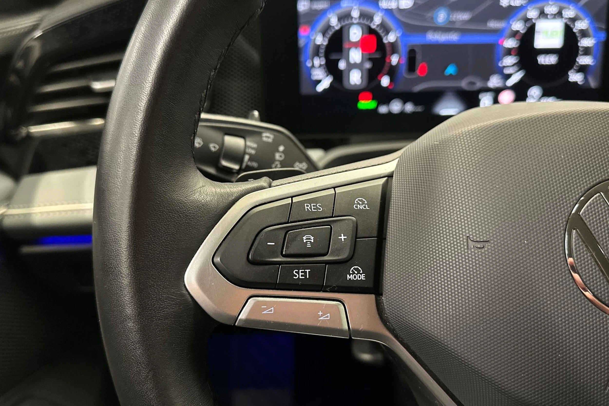 valkoinen Volkswagen Passat 2024 kuva 29.