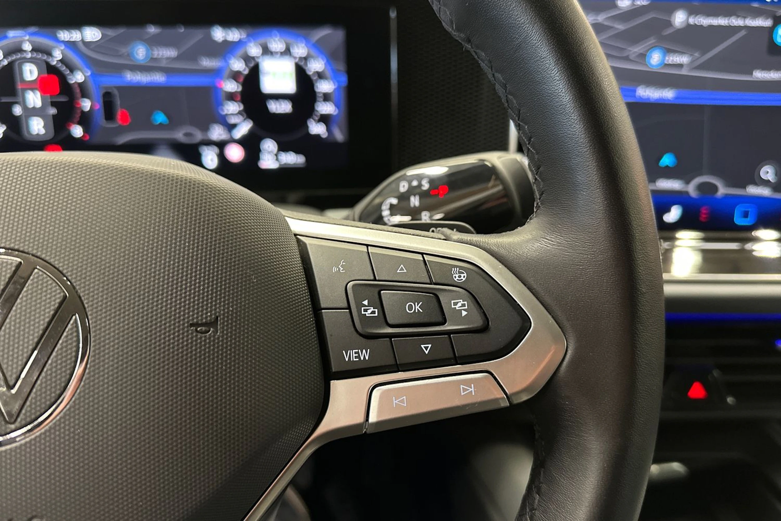 valkoinen Volkswagen Passat 2024 kuva 30.