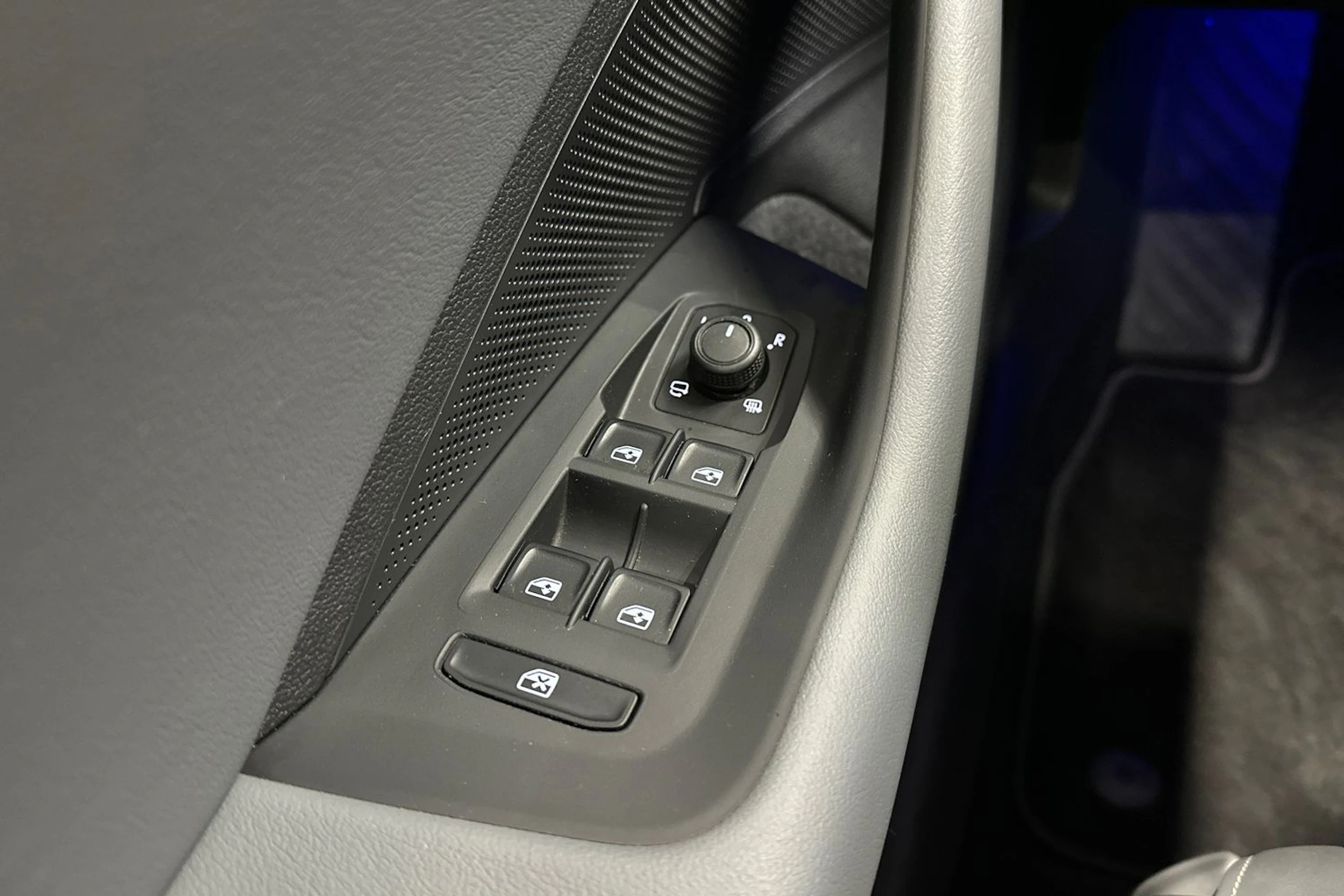 valkoinen Volkswagen Passat 2024 kuva 32.