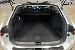 valkoinen Volkswagen Passat 2024 kuva 33.