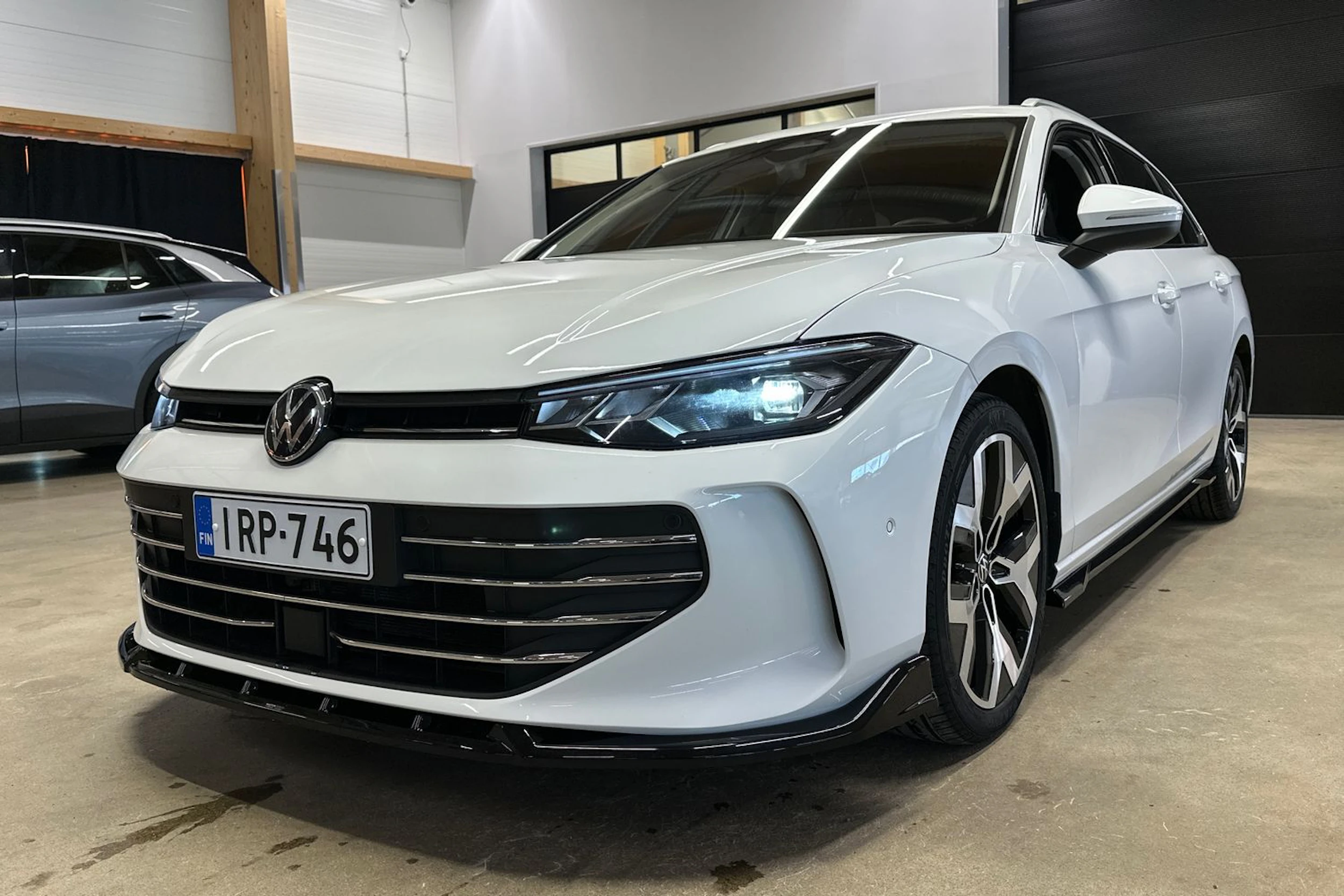 valkoinen Volkswagen Passat 2024 kuva 34.
