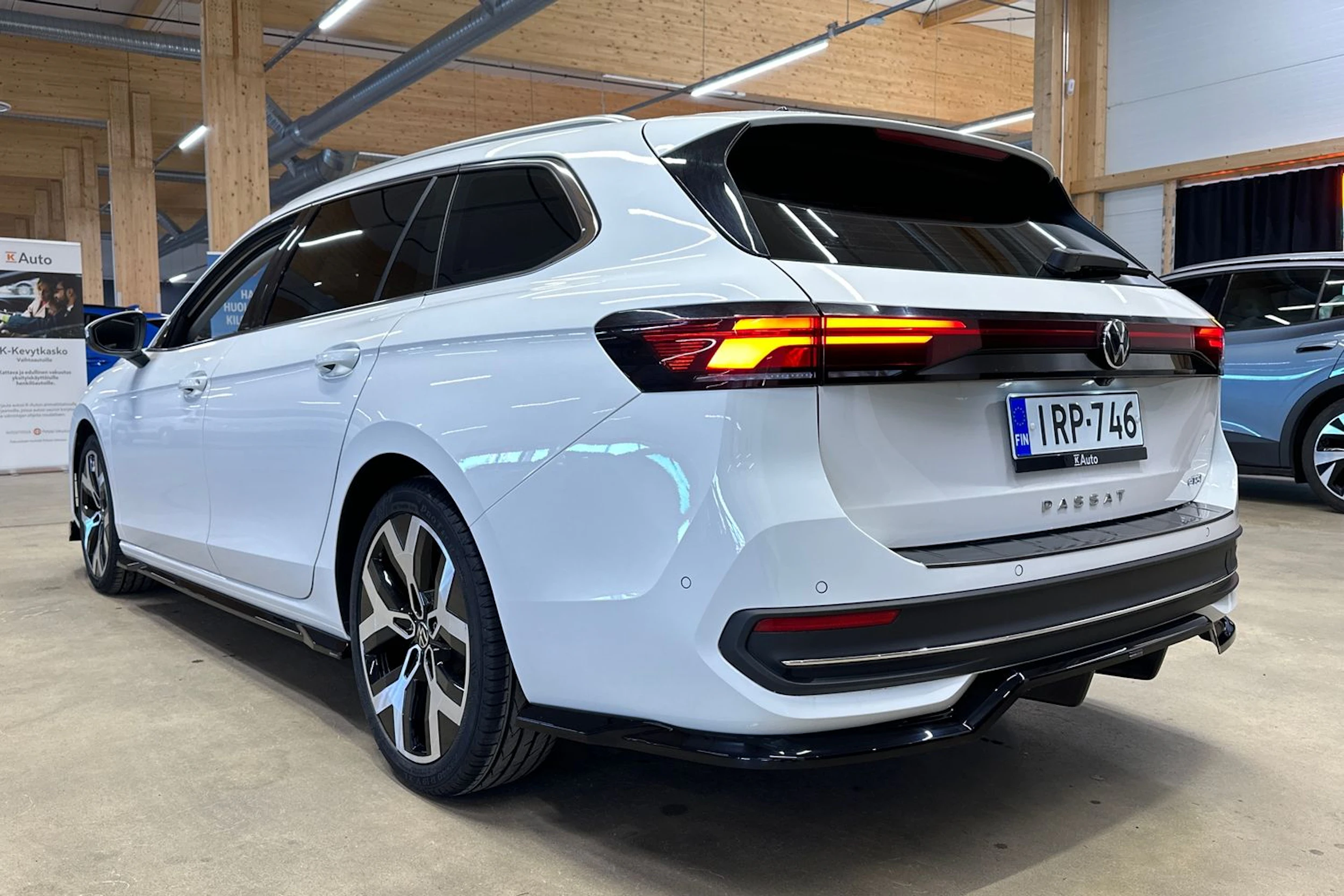 valkoinen Volkswagen Passat 2024 kuva 35.
