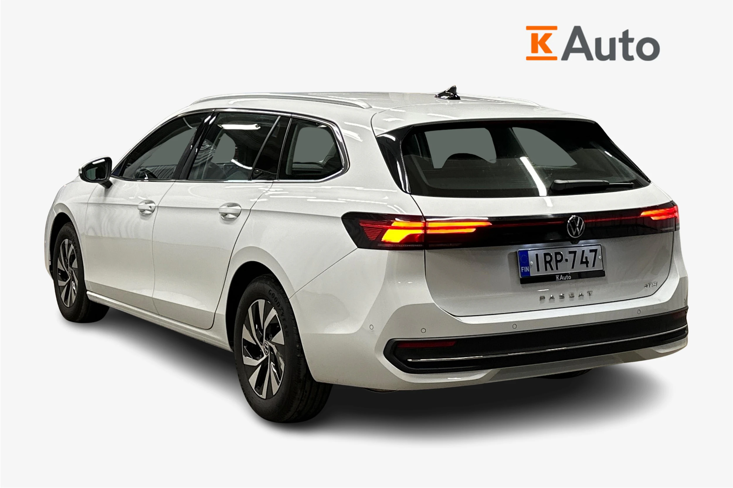 valkoinen Volkswagen Passat 2024 kuva 2.