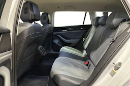 valkoinen Volkswagen Passat 2024 kuva 11.
