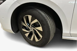 valkoinen Volkswagen Passat 2024 kuva 12.