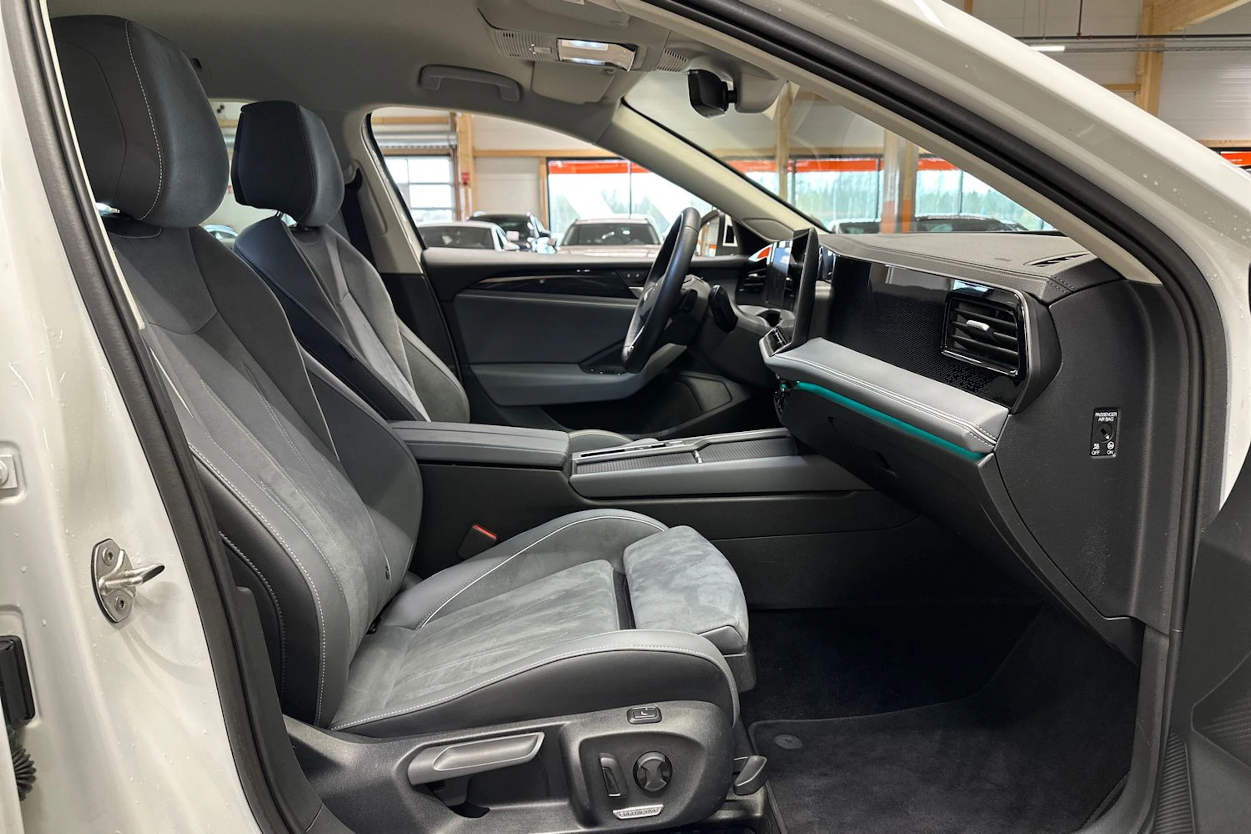 valkoinen Volkswagen Passat 2024 kuva 15.