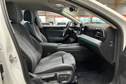 valkoinen Volkswagen Passat 2024 kuva 15.