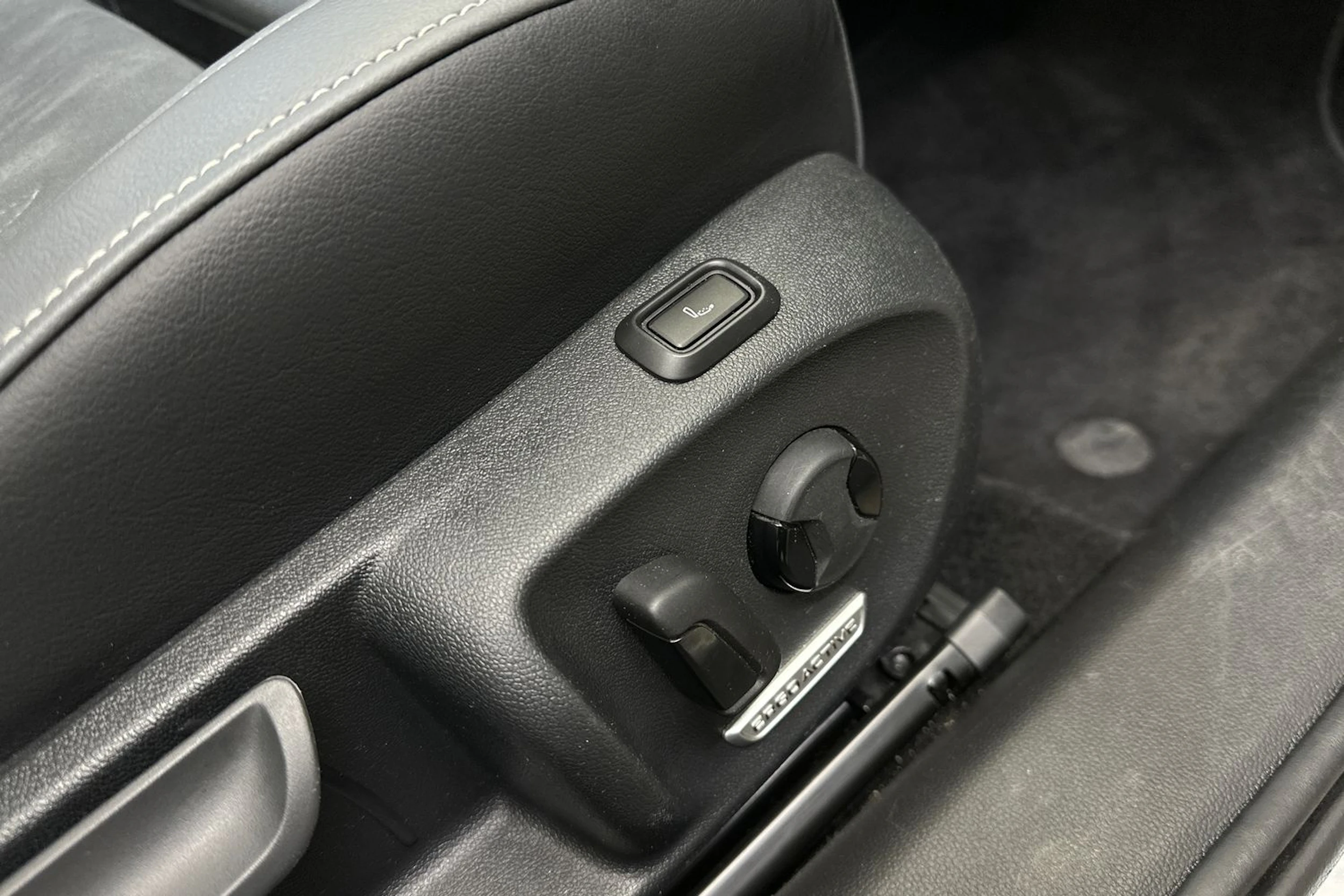 valkoinen Volkswagen Passat 2024 kuva 16.