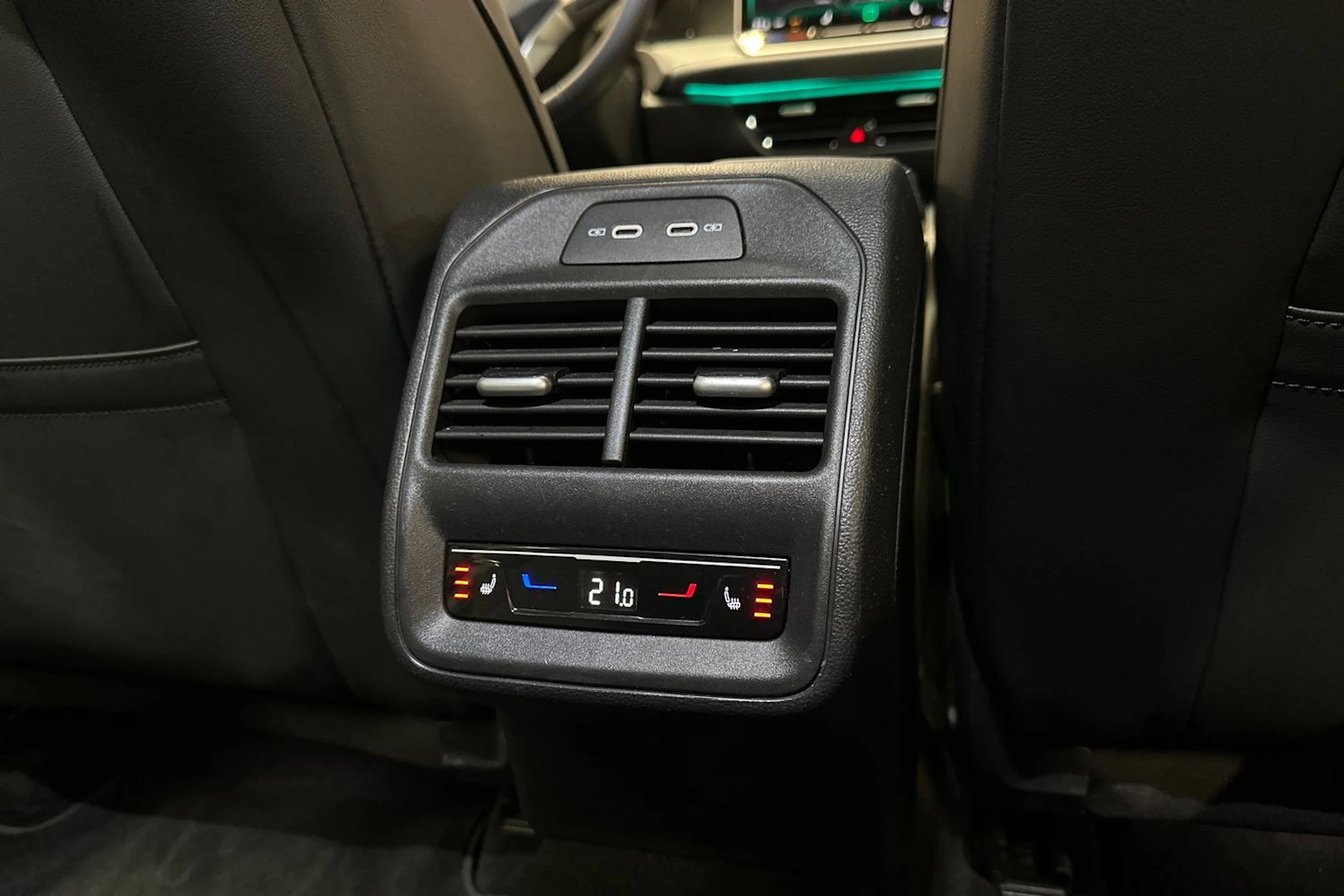 valkoinen Volkswagen Passat 2024 kuva 17.