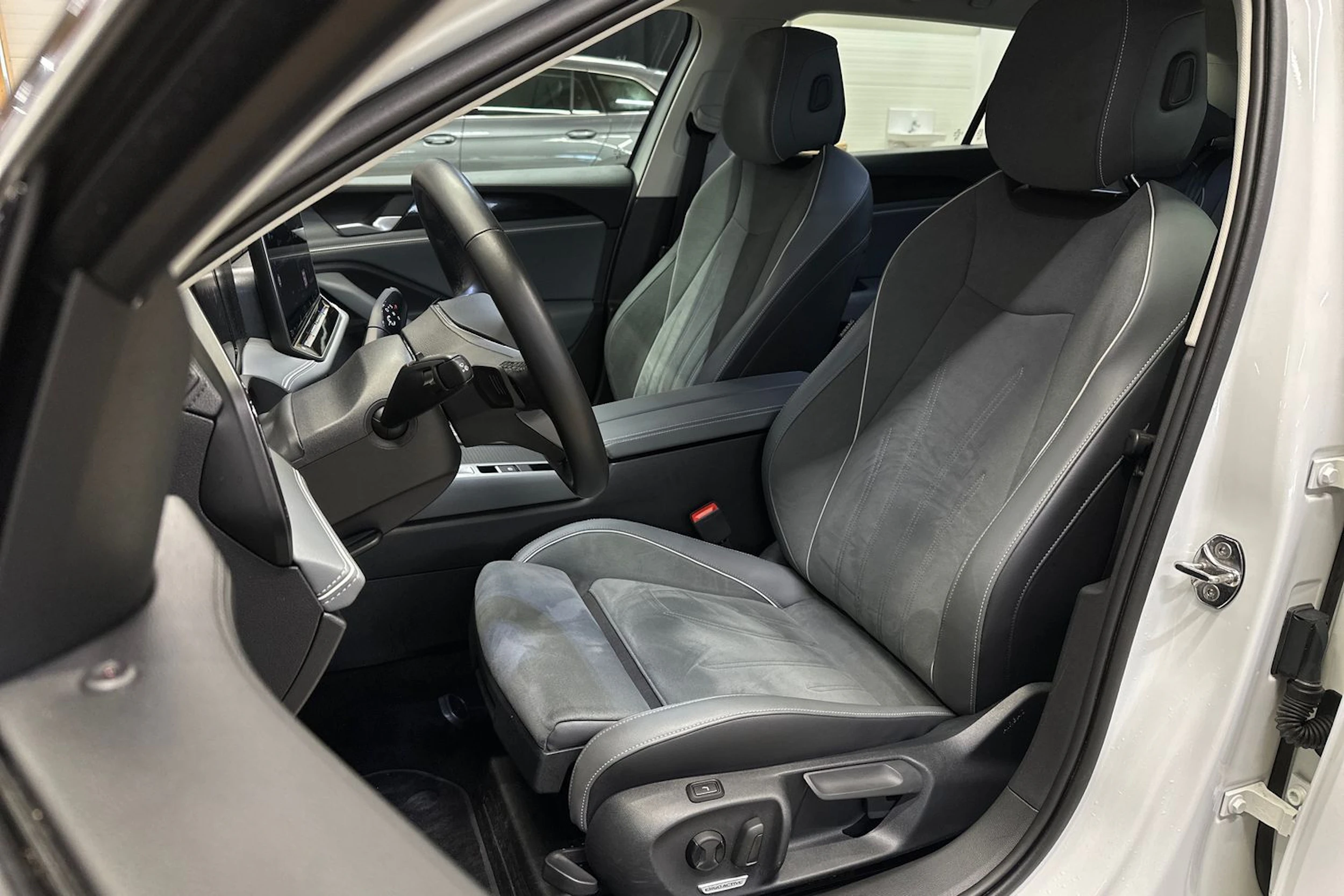 valkoinen Volkswagen Passat 2024 kuva 18.