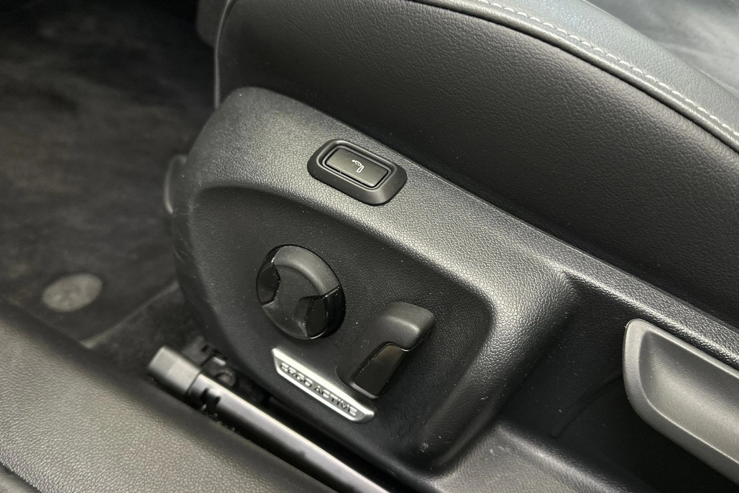 valkoinen Volkswagen Passat 2024 kuva 19.