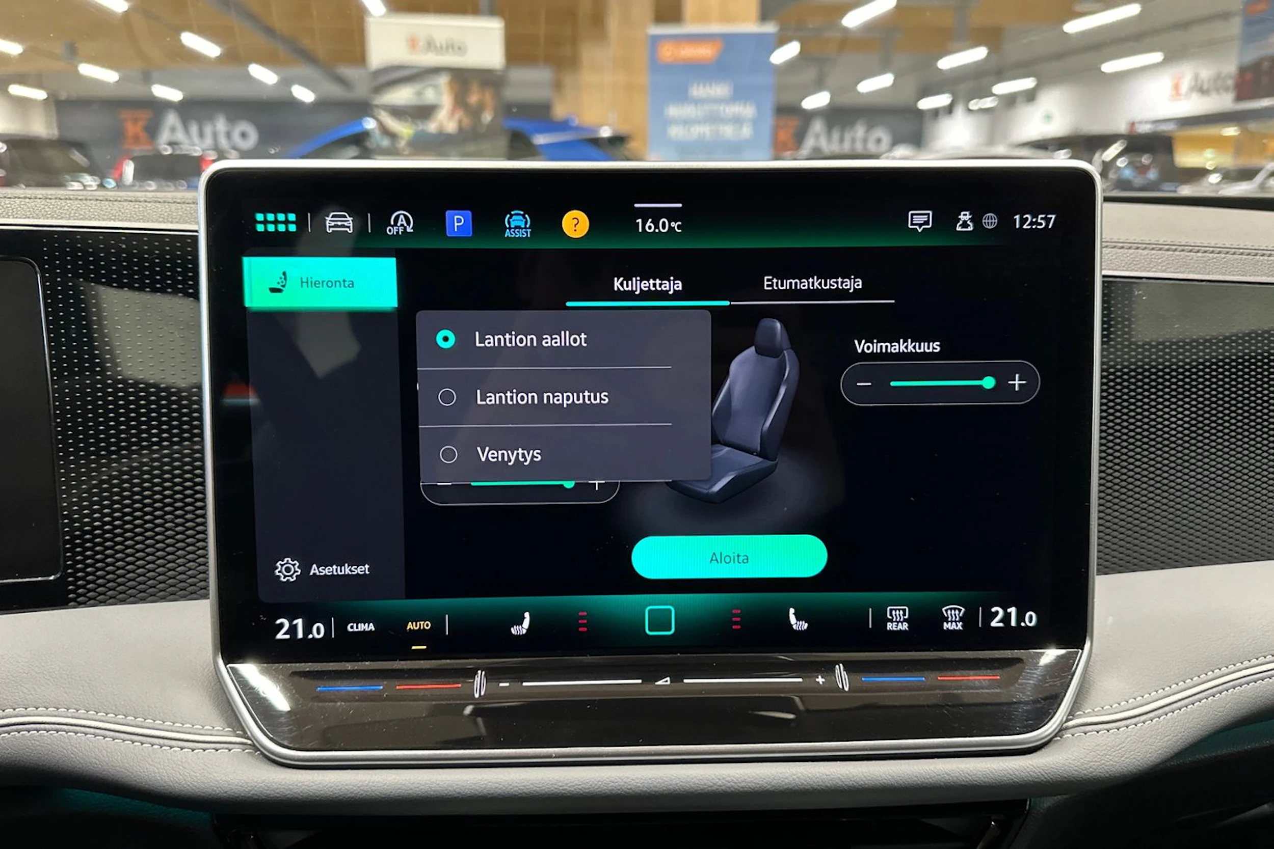 valkoinen Volkswagen Passat 2024 kuva 21.