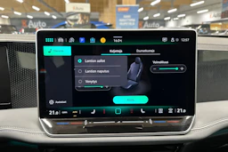 valkoinen Volkswagen Passat 2024 kuva 21.